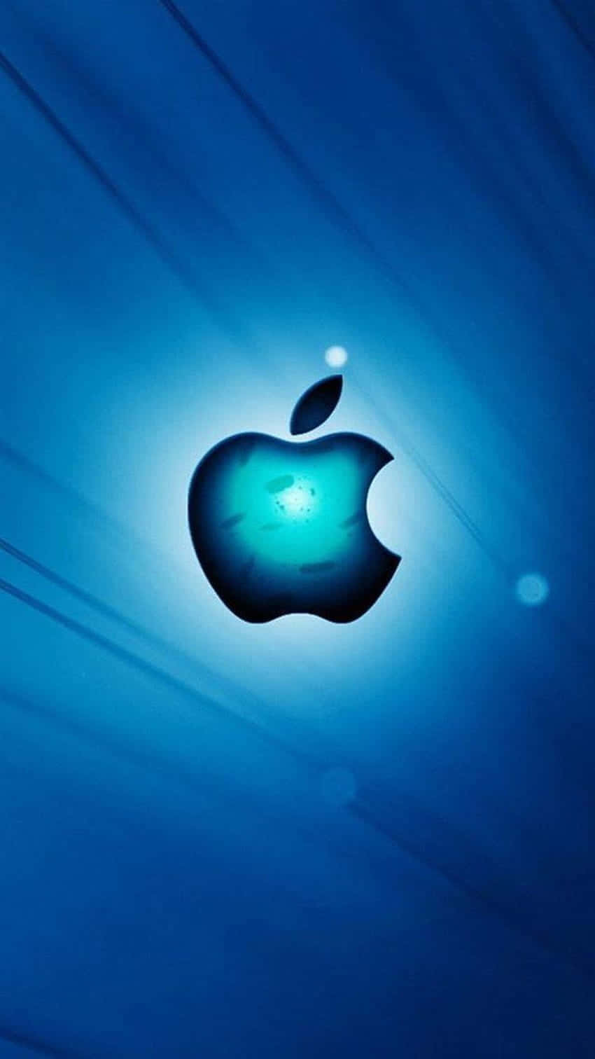 Pixel 3 Apple 智能手機的最新進化 壁紙 — 發光的Apple標誌在深藍色漸變背景上散發光芒，帶有鏡頭光暈效果。