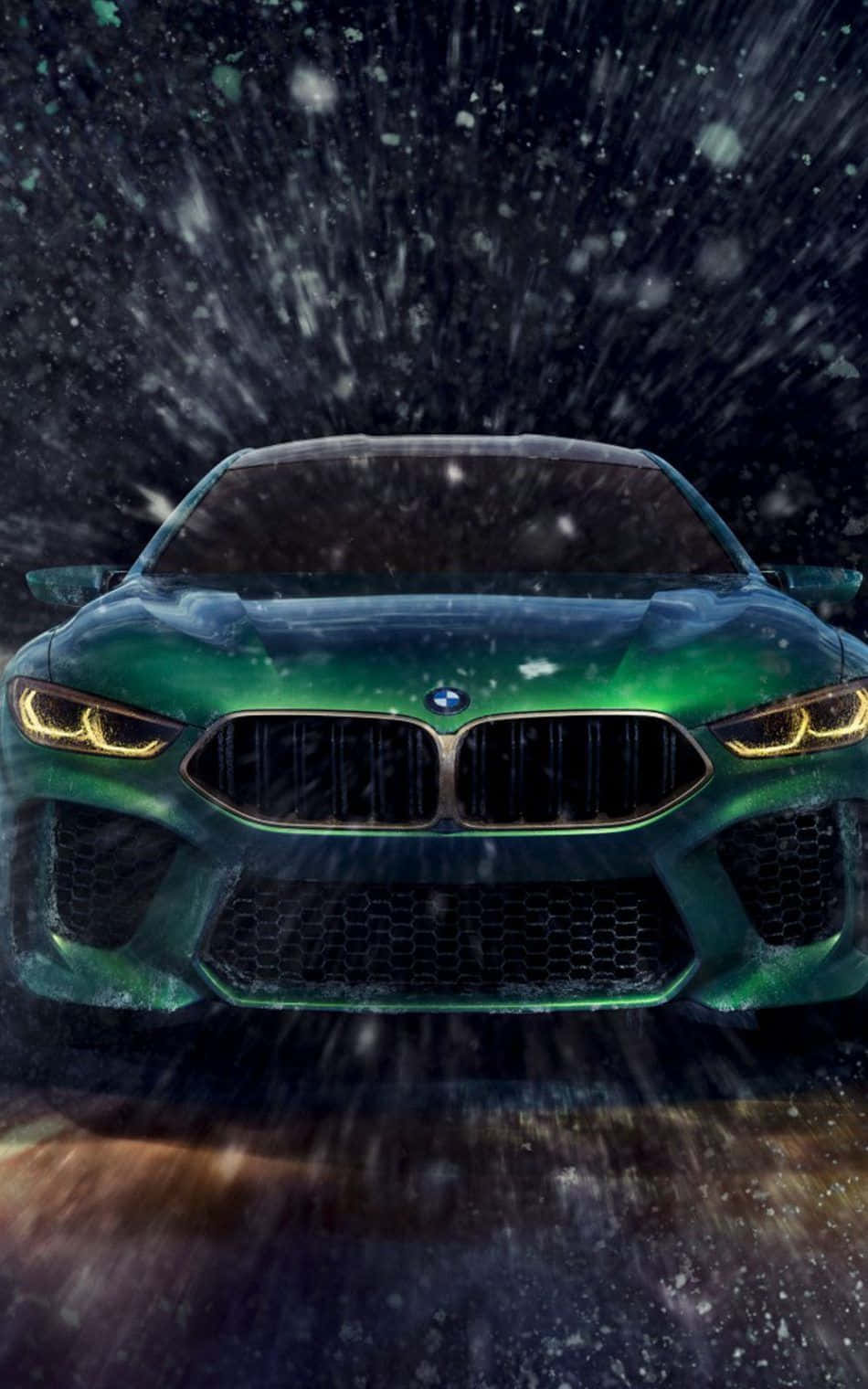 綠色BMW M8在夜間雪中疾馳，車頭燈閃爍。
