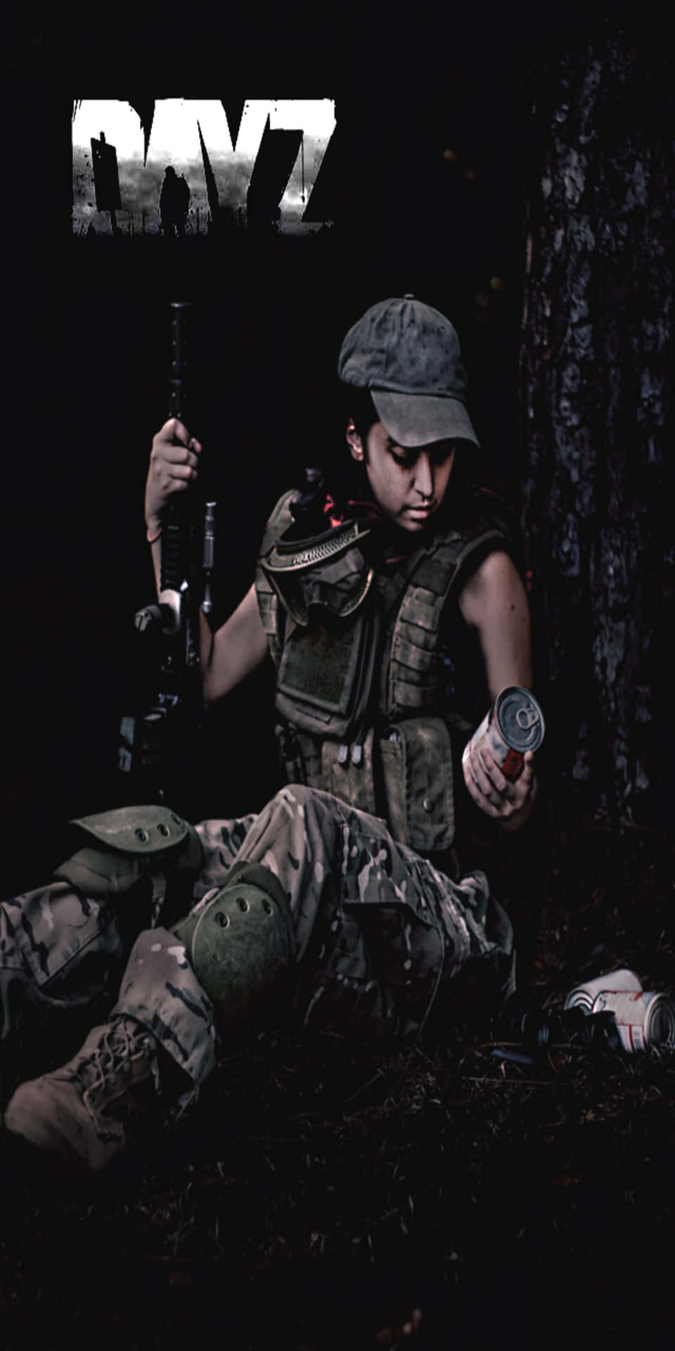 一名身穿迷彩裝備的士兵在夜晚的黑暗森林中手持步槍和一個罐頭。