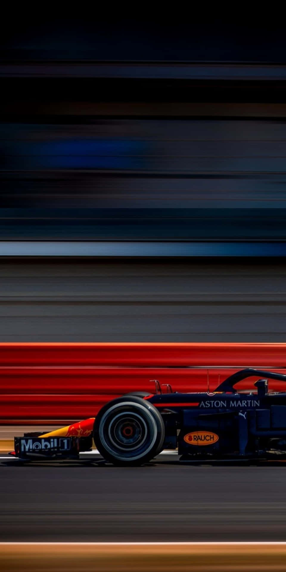 一輛藍色F1賽車在賽道上疾馳，帶有動態模糊的痕跡。
