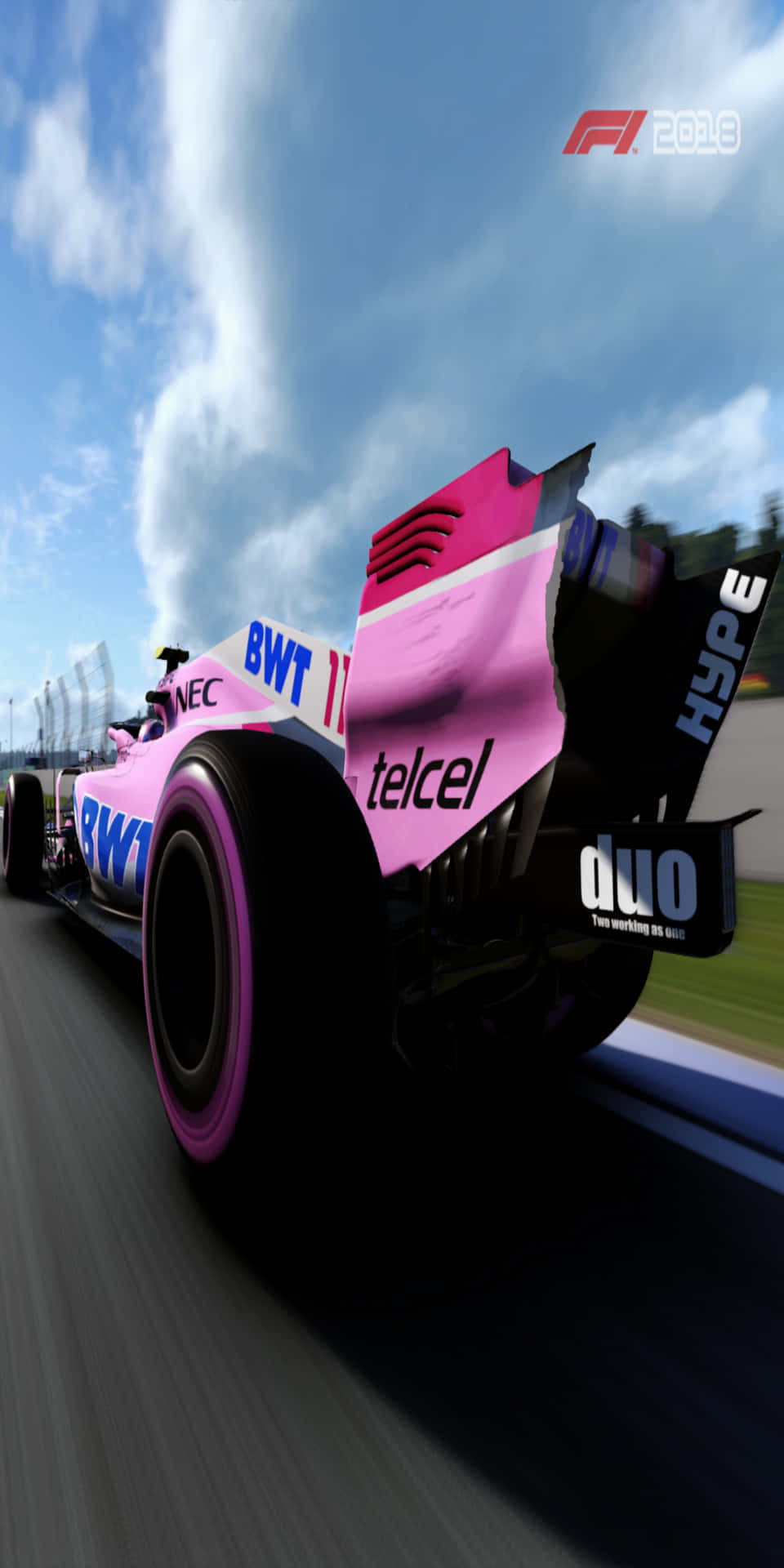 粉紅色和黑色的 Formula 1 賽車在藍天下在賽道上比賽。
