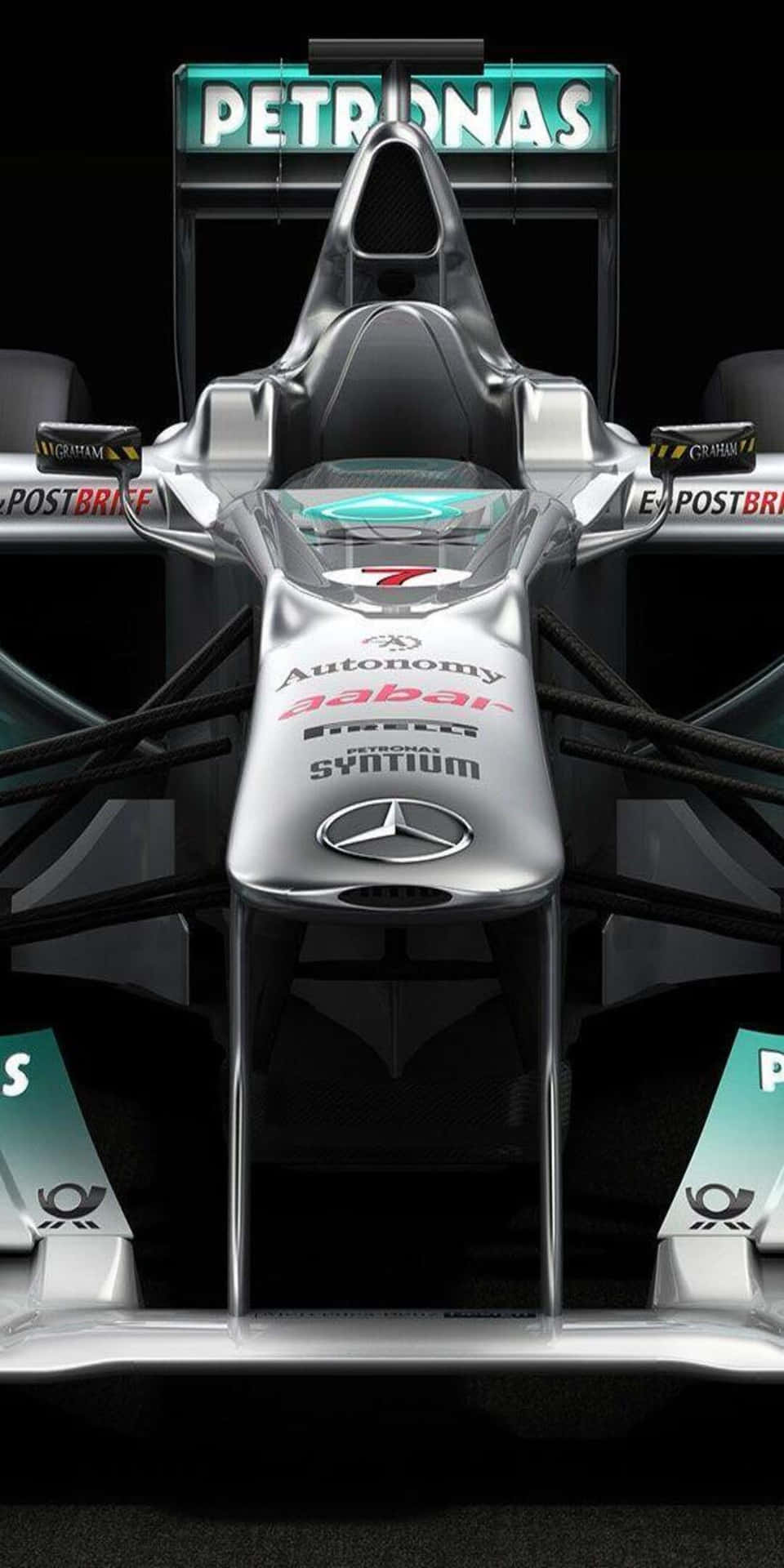 帶有Petronas和Mercedes標誌的銀色一級方程式賽車正面視圖。