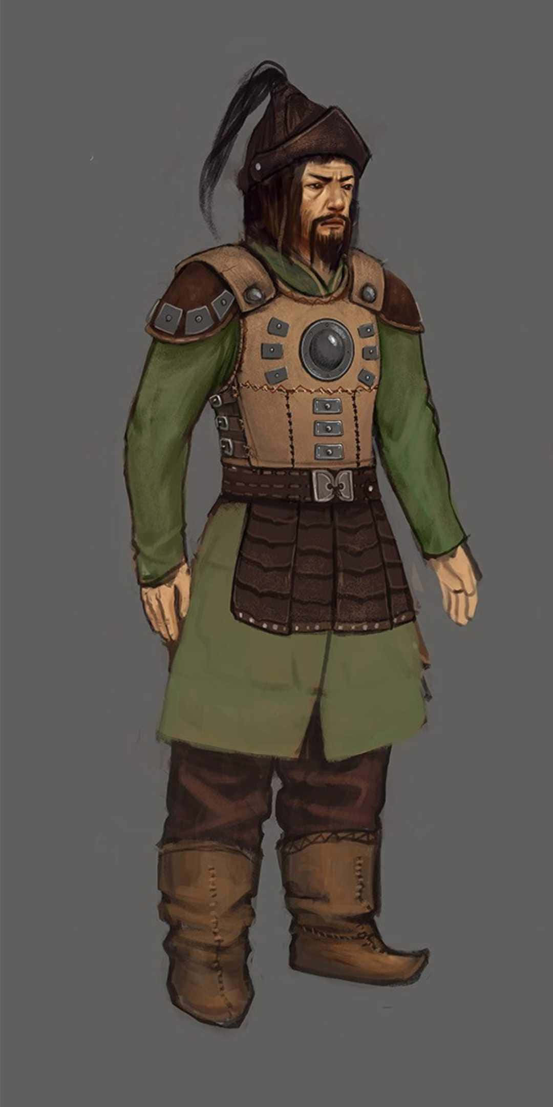 征服戰場：Pixel 3《全面戰爭：阿提拉》背景 壁紙 — 一位嚴肅的鬍鬚戰士，身穿綠色和棕色的分層盔甲，頭戴羽飾頭盔，站在純灰色背景前。
