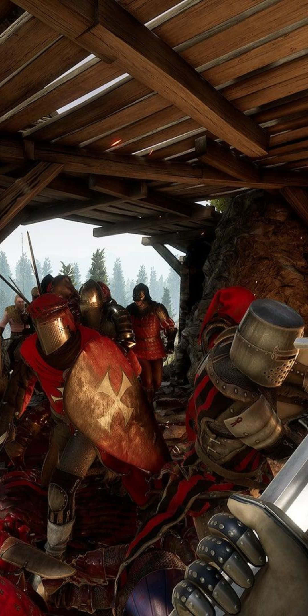 Pixel 3《Mordhau》遊戲背景 壁紙 — 中世紀騎士身穿紅色和銀色盔甲，在木屋頂下交戰，遠處可見森林。
