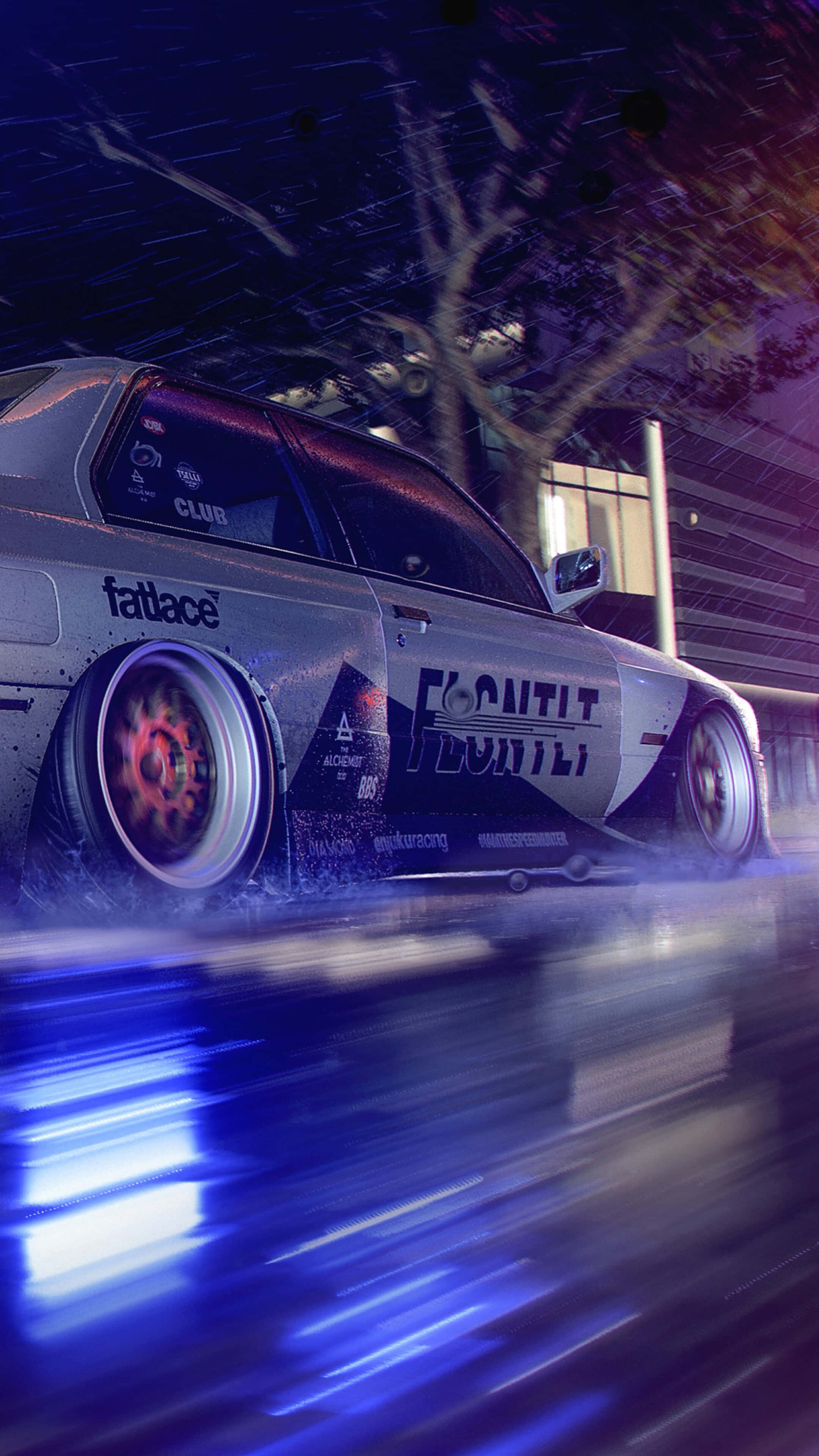 白色跑車疾馳於濕地 — Pixel 3 《Need for Speed Heat》背景 壁紙 — 一輛銀色飄移車帶著發光的紅色輪胎，在夜晚的雨中霓虹燈城市街道上飛馳。