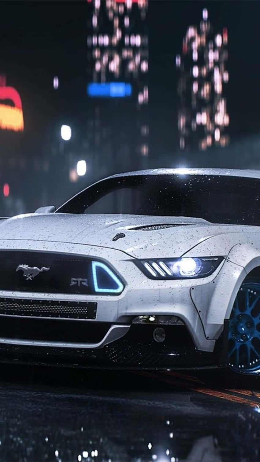 白色Mustang ST停在夜晚潮濕的城市街道上，霓虹燈光反射。