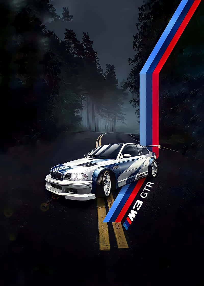 白色BMW M3 GTR在夜間穿過黑暗森林，帶有彩色條紋。