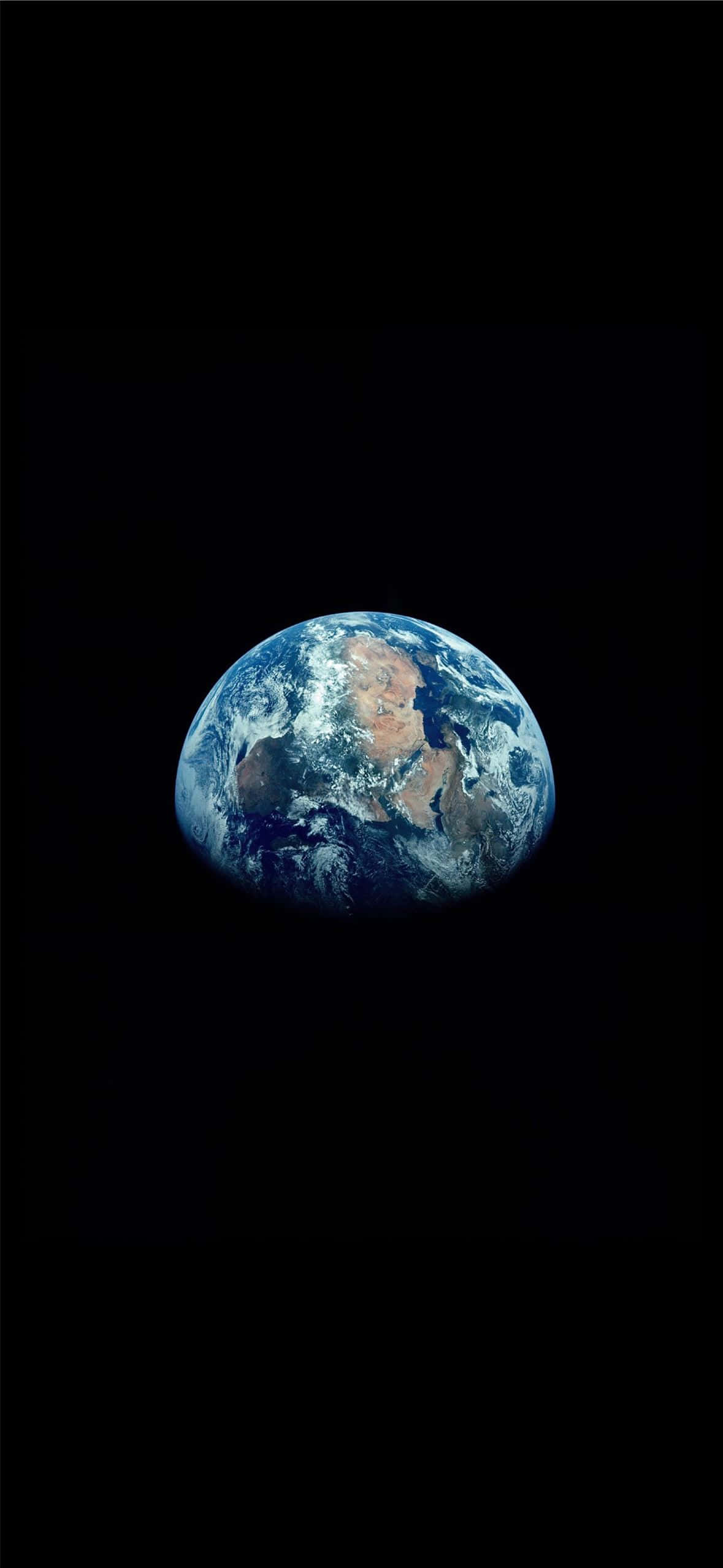 地球 Pixel 3 OLED 背景 壁紙 — 從太空俯瞰地球的壯麗景色，展現藍色海洋、白色雲層和棕色陸地，背景是太空的黑色虛空。