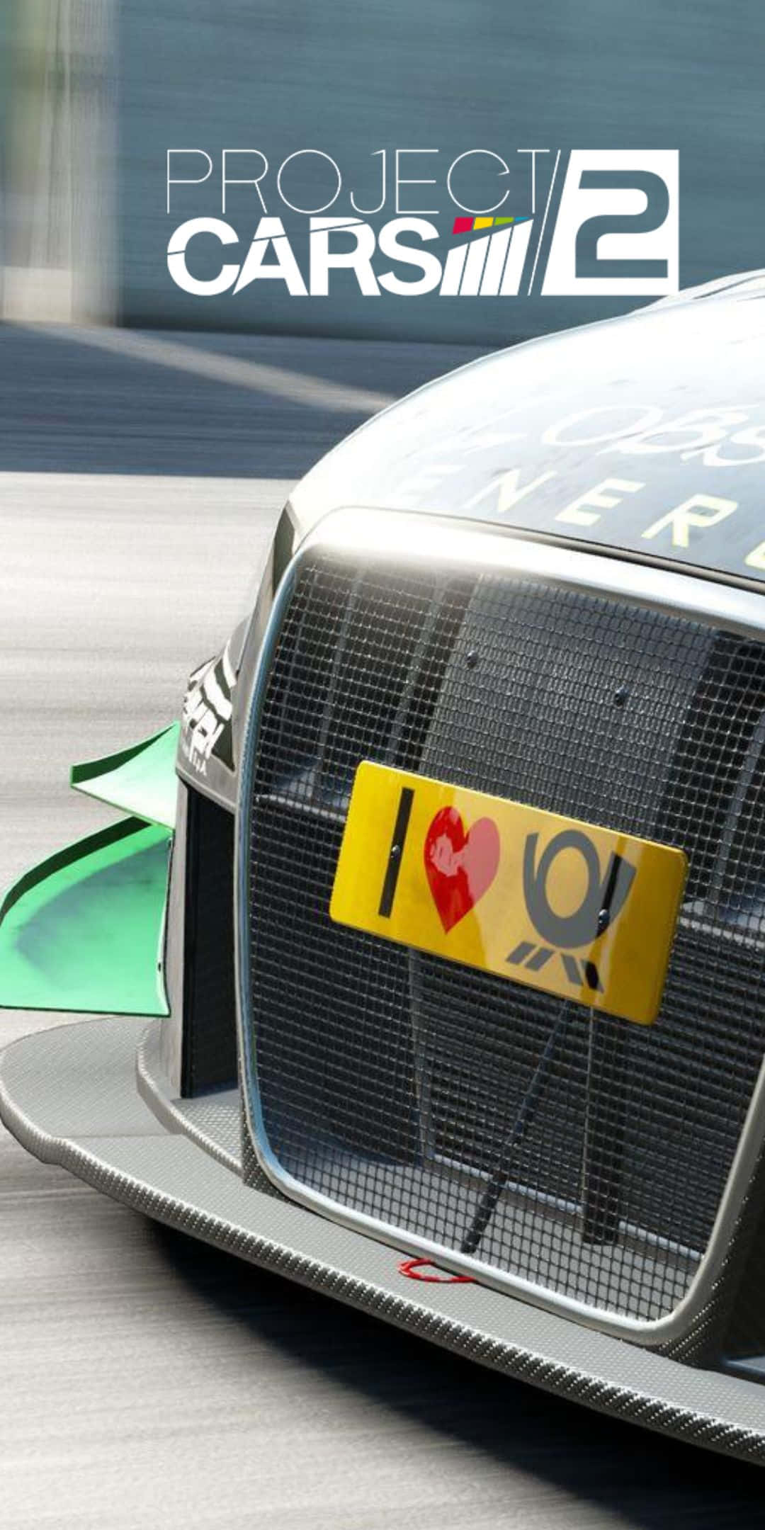 銀色賽車前保險桿《Pixel 3 Project Cars 2》背景 壁紙 — 一輛時尚的銀色賽車，帶有黃色車牌寫著「I ❤️ Q」，在明亮的日光下於賽道上疾馳。