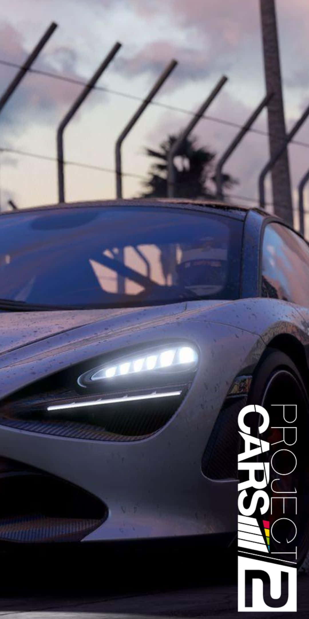銀色賽車前燈亮起 Pixel 3 Project Cars 2 背景 壁紙 — 一架時尚的銀色賽車，車頭燈閃爍，停泊在黃昏的賽道上，背景有棕櫚樹和圍欄。