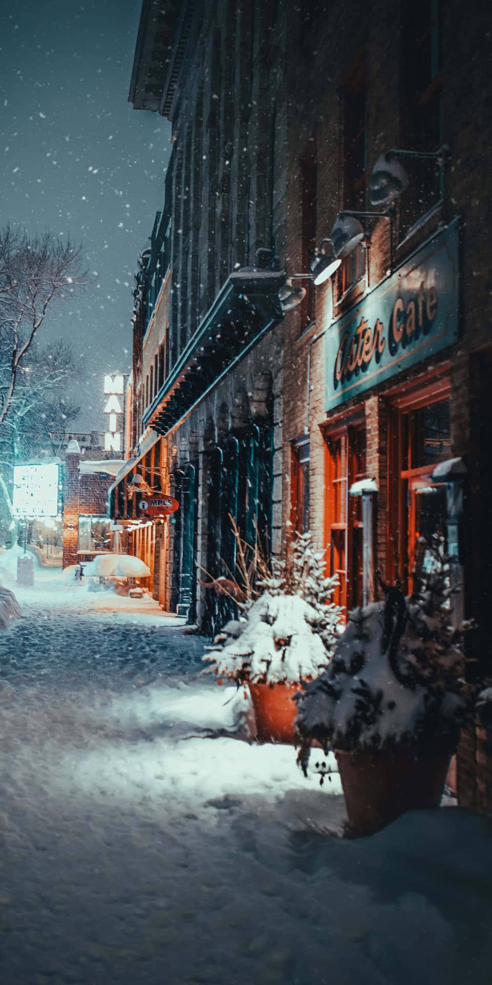 夜間積雪的都市街道，閃爍的咖啡館燈光和磚砌建築。