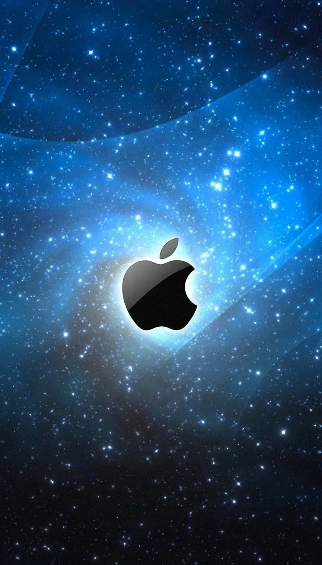 Pixel 3 屏幕上的迷人 Apple 設計 壁紙 — 一個時尚的黑色Apple標誌漂浮在旋轉的藍色星空中，帶有發光的宇宙射線和散落的星星。