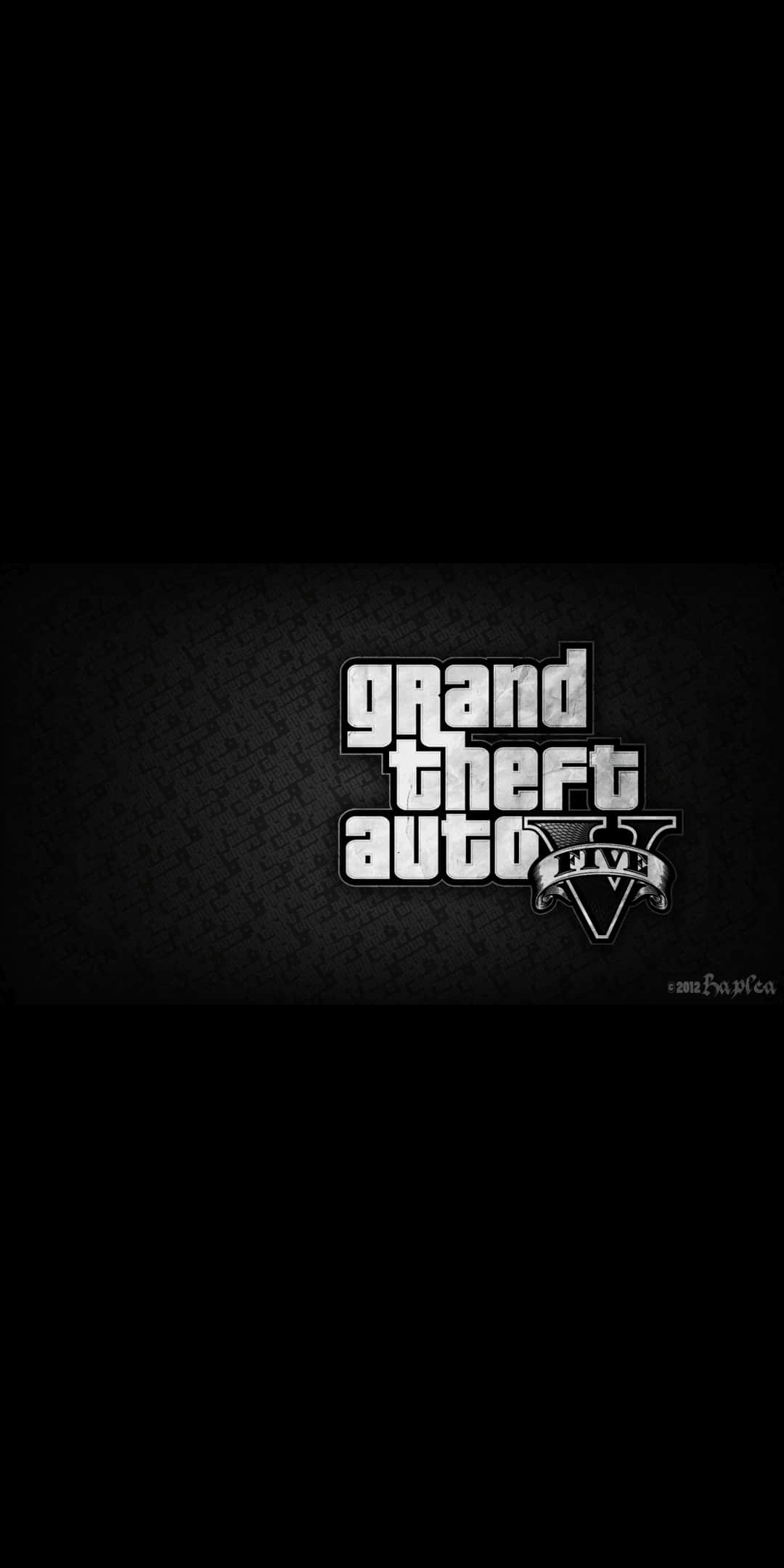 Pixel 3 展示《GTA V》遊戲壁紙 壁紙 — Grand Theft Auto V 標誌以粗體白色文字居中顯示在帶有黑色邊框的深色紋理背景上。