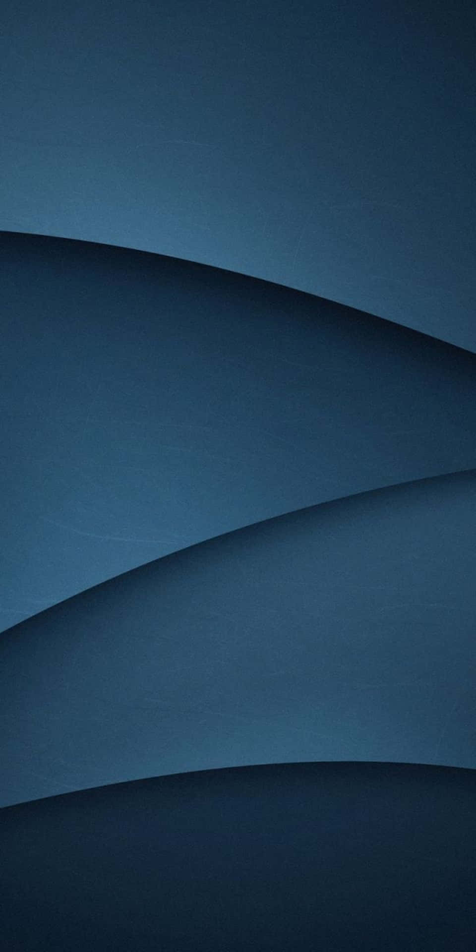 帶有柔和漸變的抽象藍色彎曲形狀，適合平靜的數碼背景。