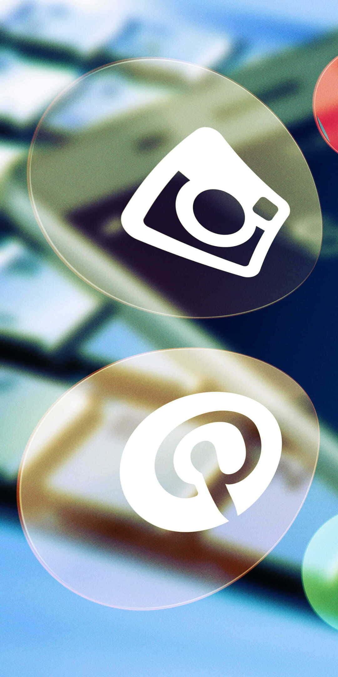 Pixel 3 社交媒體標誌 Pinterest 與 Instagram 背景 壁紙 — Instagram 和 Pinterest 的浮動應用程式圖標在模糊的數位背景上柔和發光。