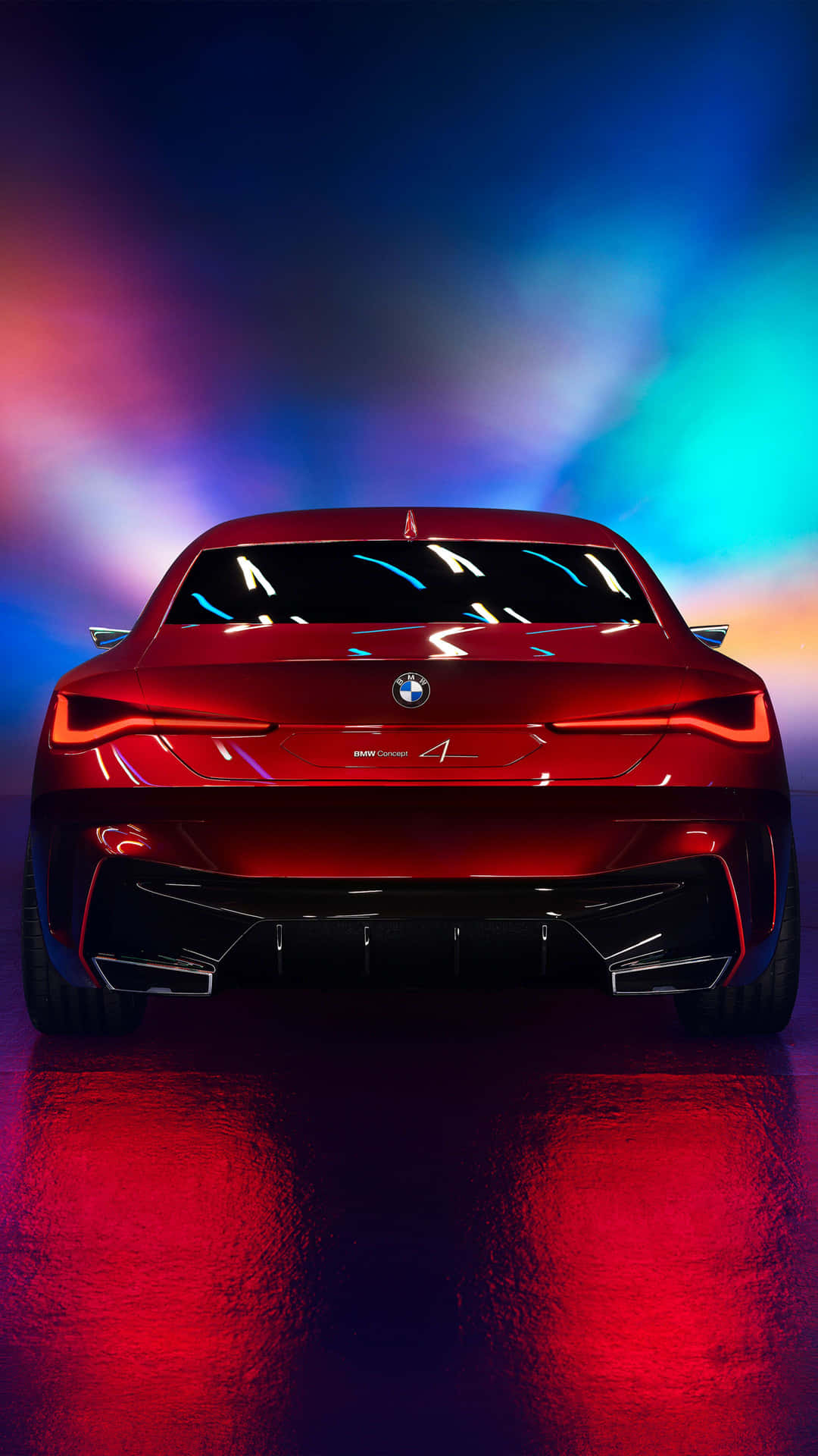 紅色BMW Concept 4轎車後視圖，濕滑路面上的霓虹反射。