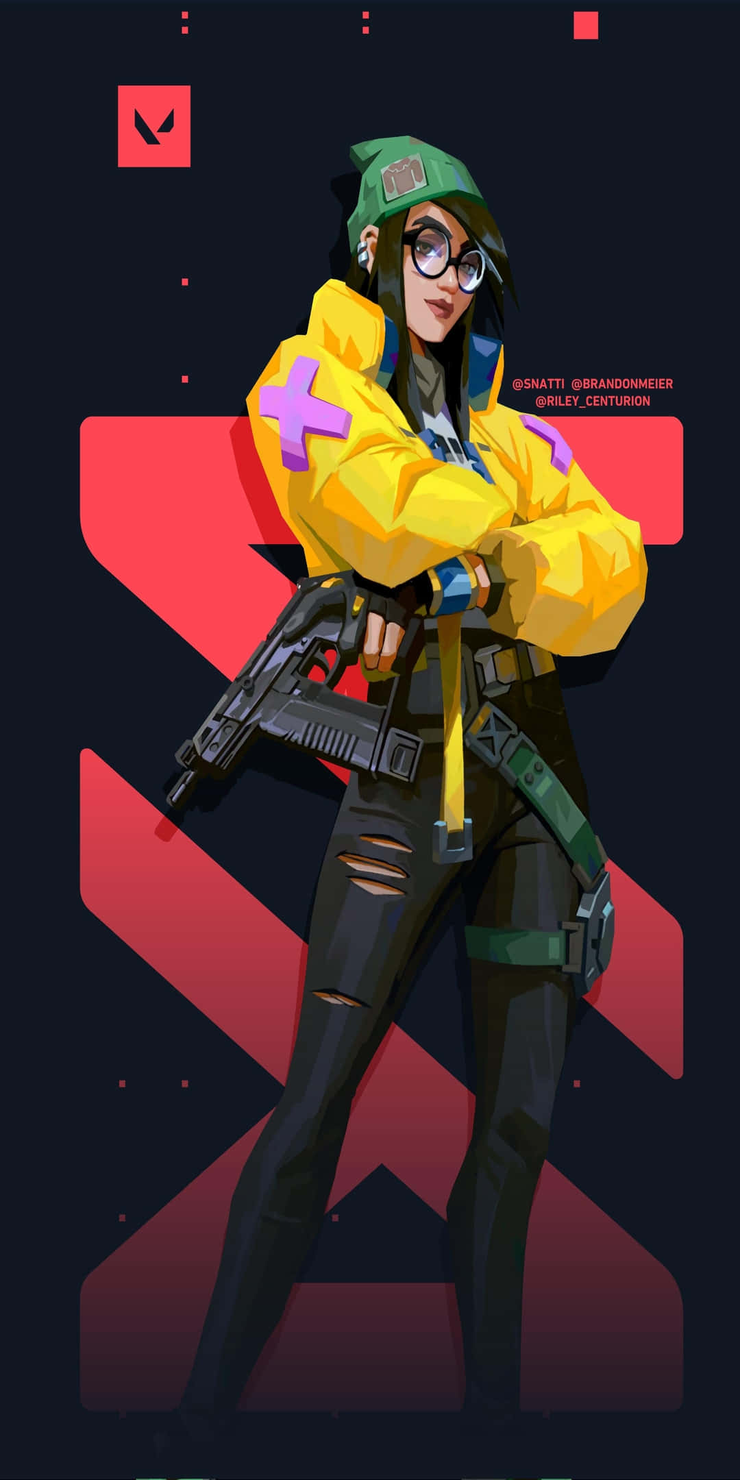 Pixel 3 與 Valorant —— 經典組合 壁紙 — 一位風格化的女兵穿著黃色外套和綠色帽子，自信地交叉雙臂，手持步槍，背景為帶有紅色幾何形狀的深色背景。