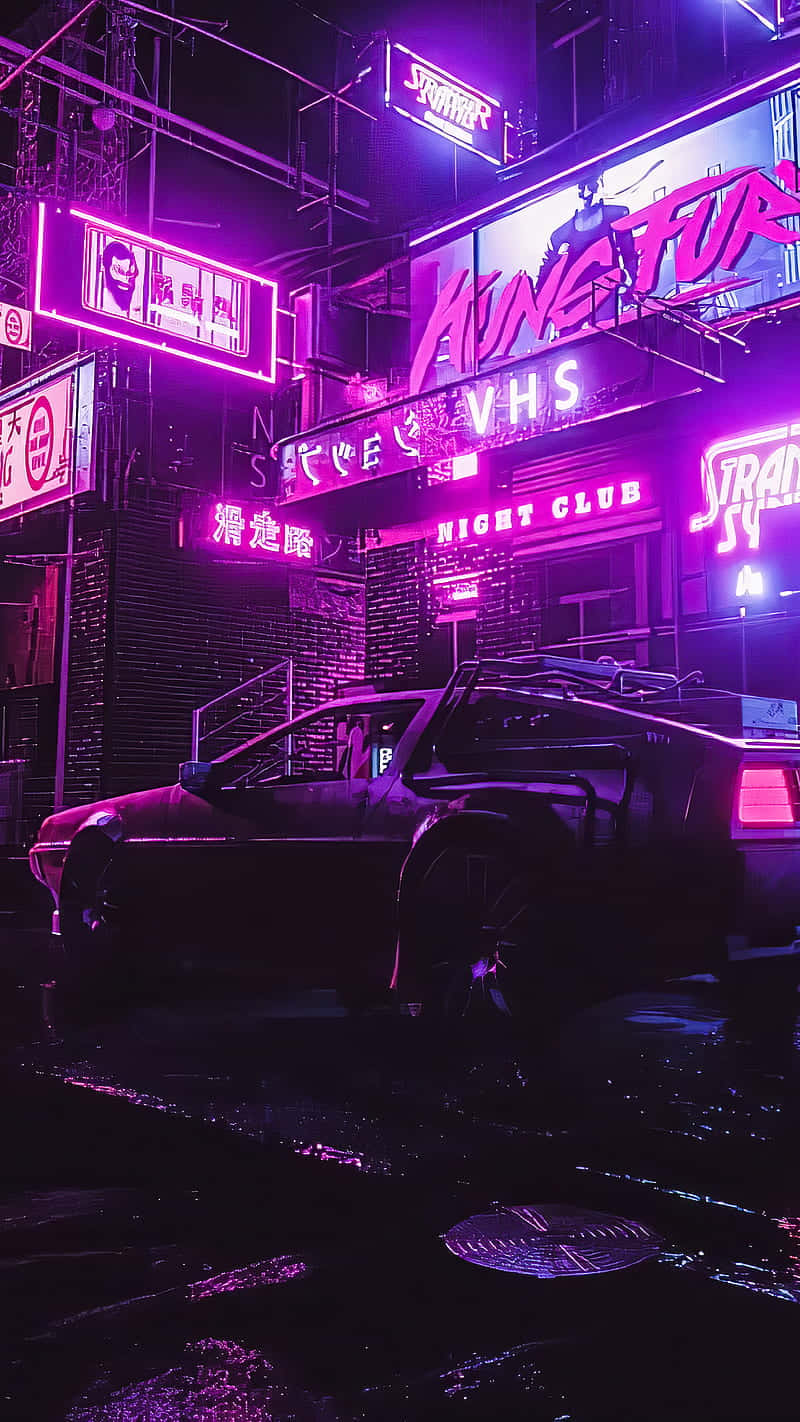 DeLorean在雨中未來主義街道的霓虹燈下。