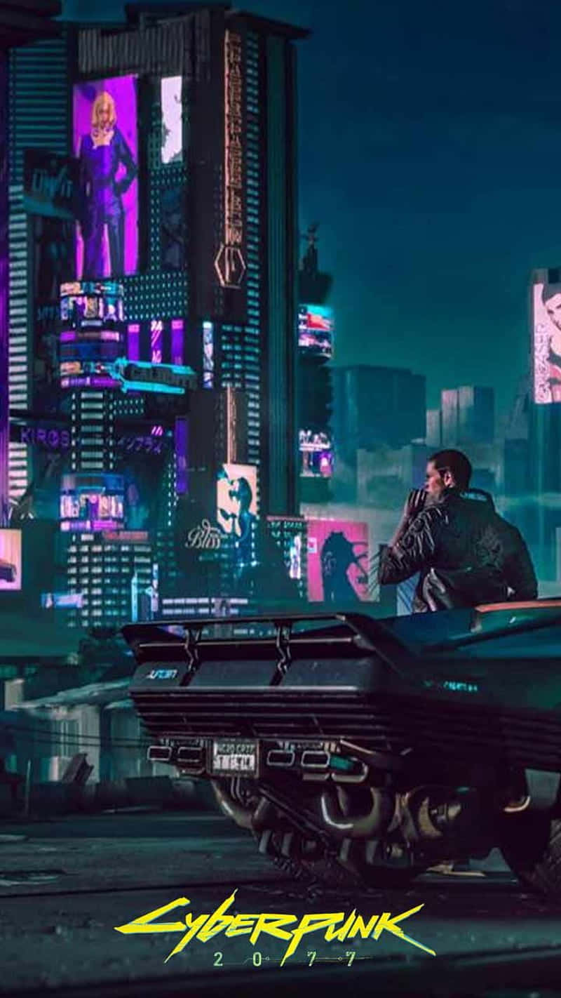 夜晚，霓虹燈照亮下的賽博龐克城市中，一個人站在未來感十足的汽車上。