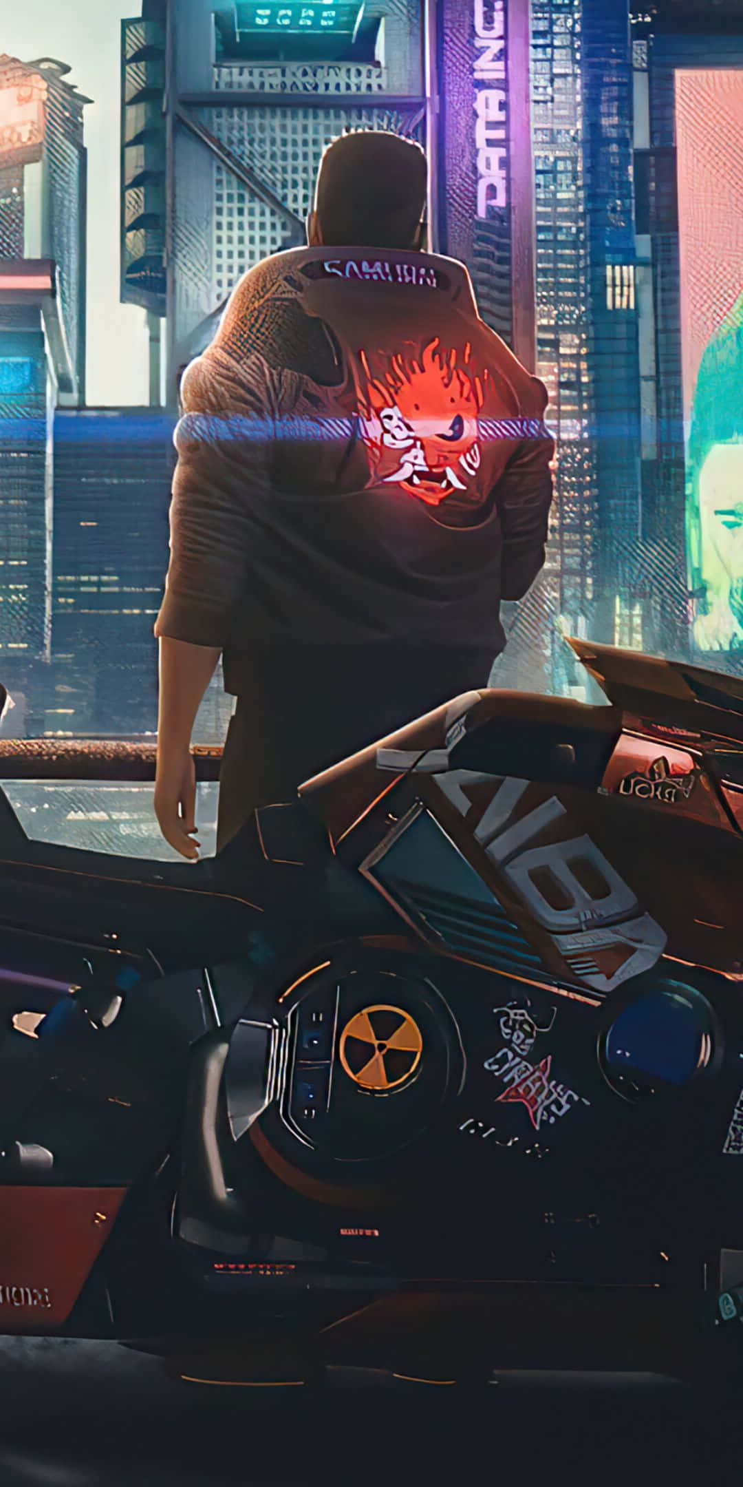 Pixel 3《賽博朋克2077》遊戲標誌背景 壁紙 — 一個穿著連帽衫的人站在一輛未來主義賽車旁邊，俯瞰著霓虹燈閃爍的賽博龐克城市景觀。