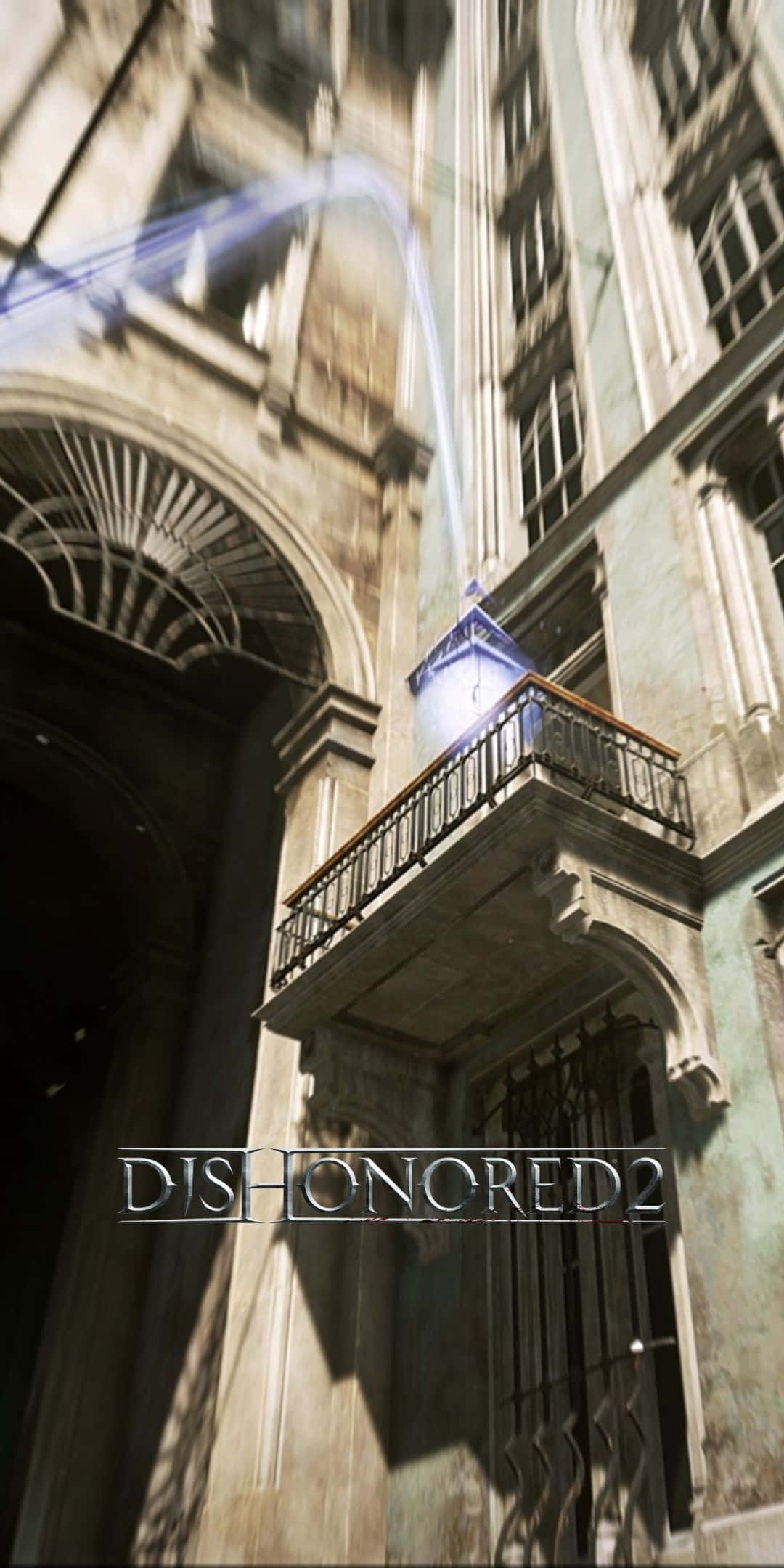 Pixel 3 遊玩《Dishonored 2》 壁紙 — 低角度拍攝一座古老石建築，一道發光的藍色魔法光束從陽台射向陽光照射的外牆。