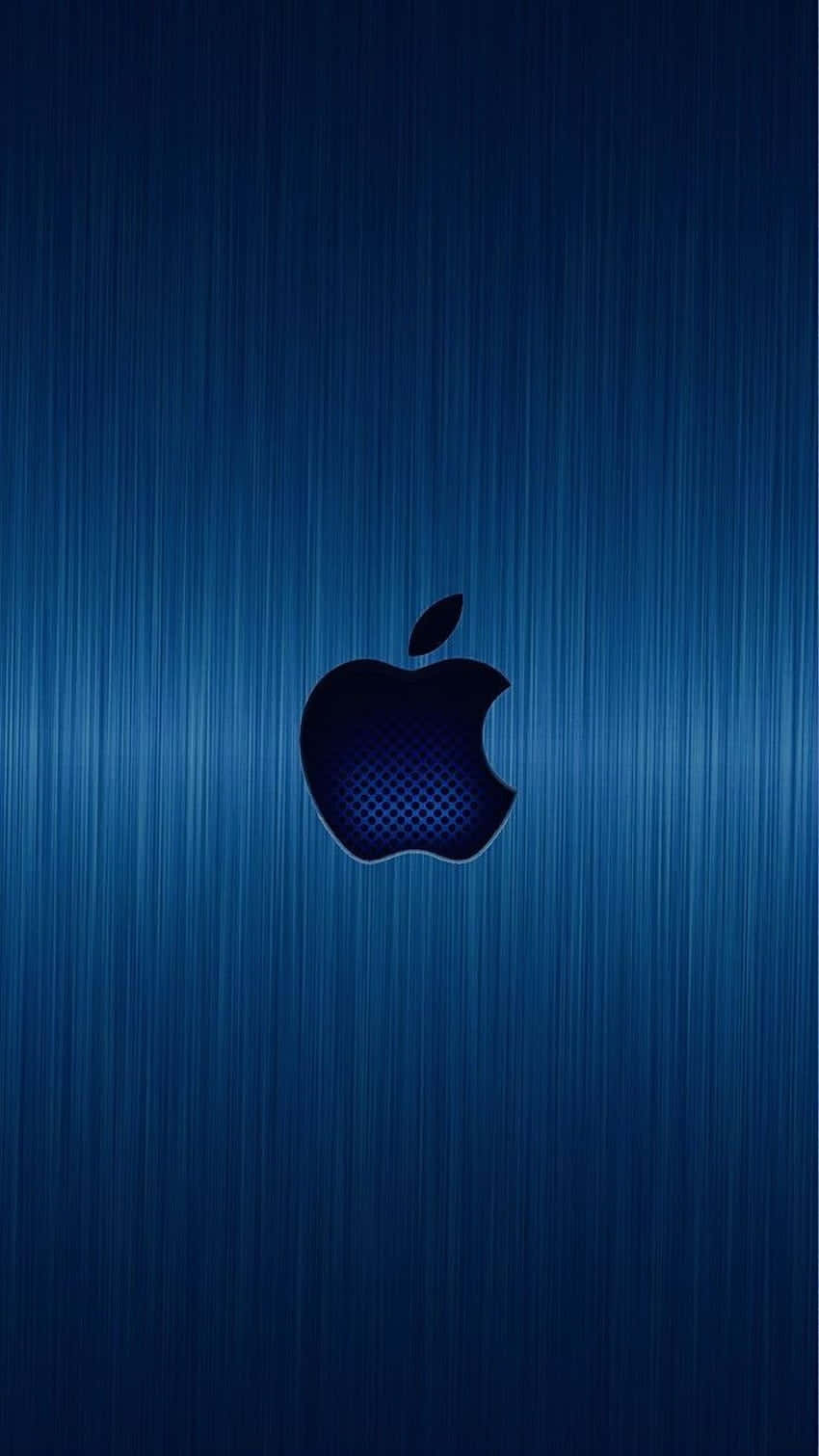 Pixel 3 金屬藍色 Apple 標誌背景 壁紙 — 一個時尚的Apple標誌居中在拉絲藍色金屬背景上，帶有微妙的徑向光漸變。