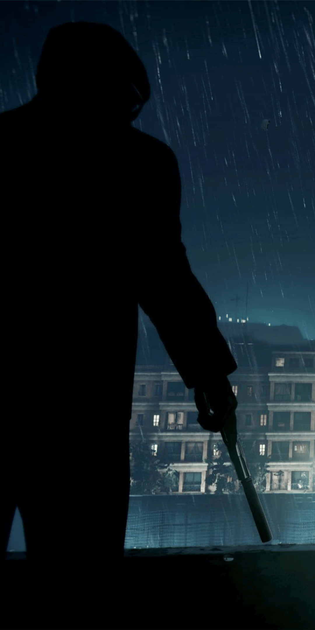 Pixel 3《黑色行動冷戰》男子剪影背景 壁紙 — 一個孤獨的戴帽人影在夜雨中持槍，俯瞰著窗戶發光的城市景觀。
