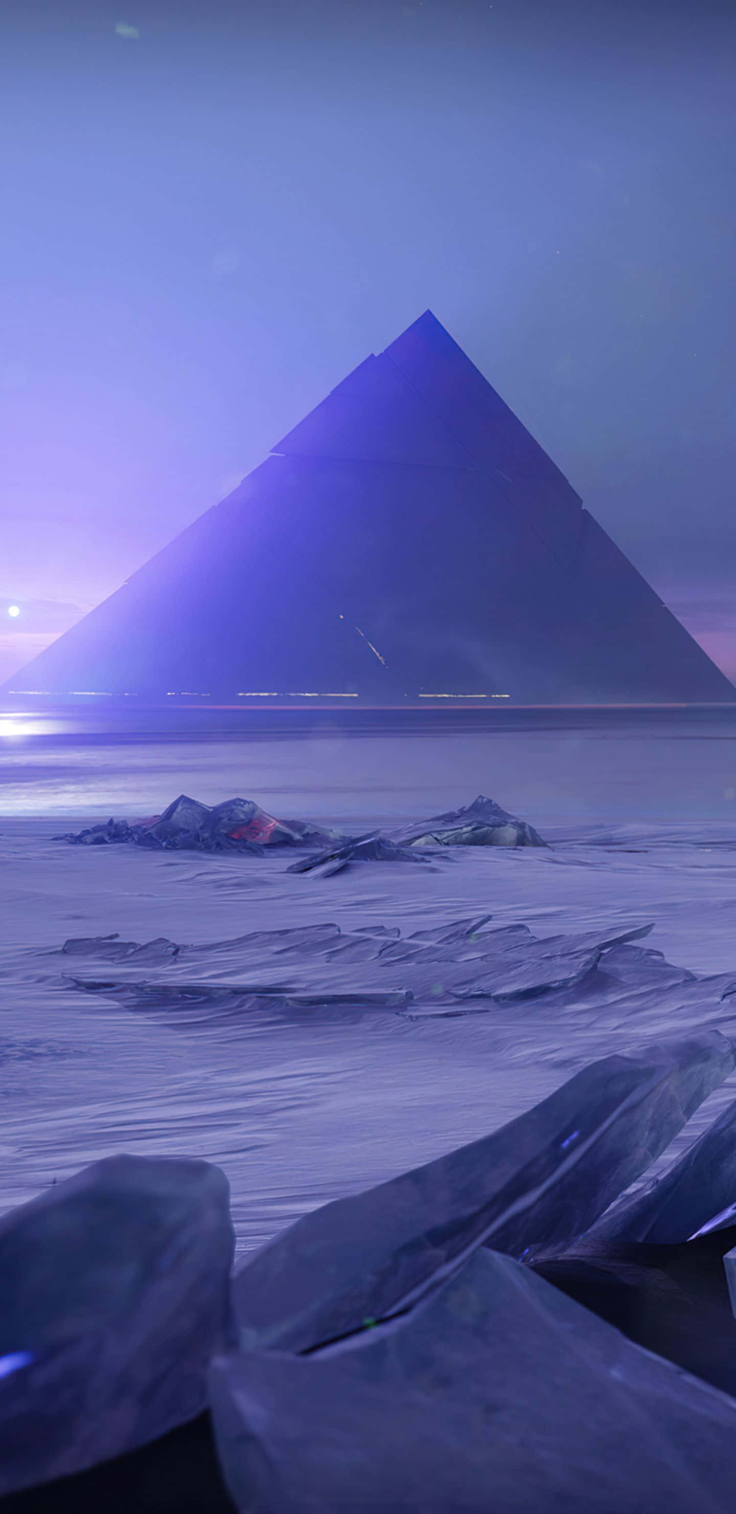 Pixel 3XL《Destiny 2》背景與沙漠中的熵碎裂體 壁紙 — 一座巨大的發光金字塔從冰封的景觀中升起，天空暮色蒼茫，遠處有城市燈光。