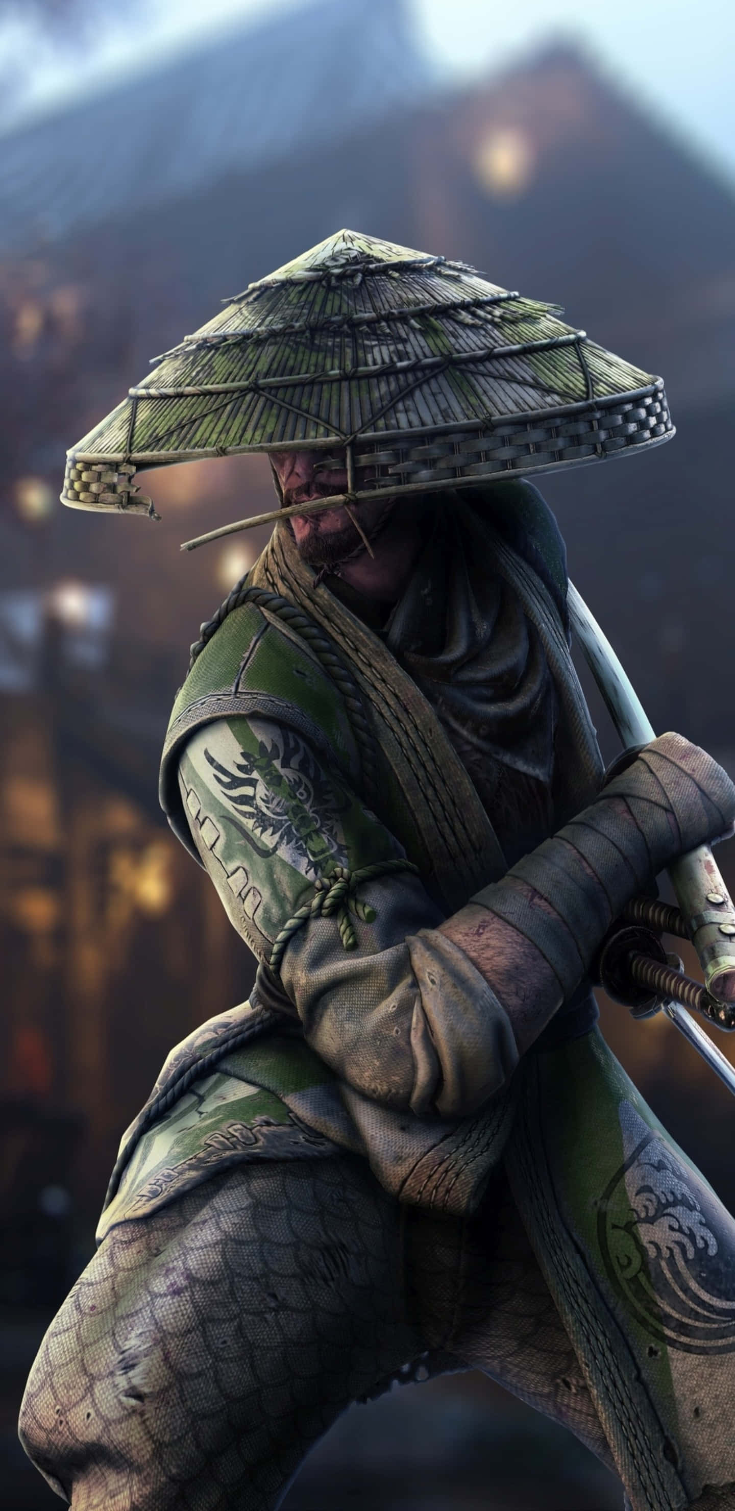 Pixel 3xl For Honor Aramusha 背景 壁紙 — 一位身穿綠色盔甲、頭戴草帽的武士戰士在霧氣瀰漫、燈光昏暗的城市小巷中緊握一把劍。