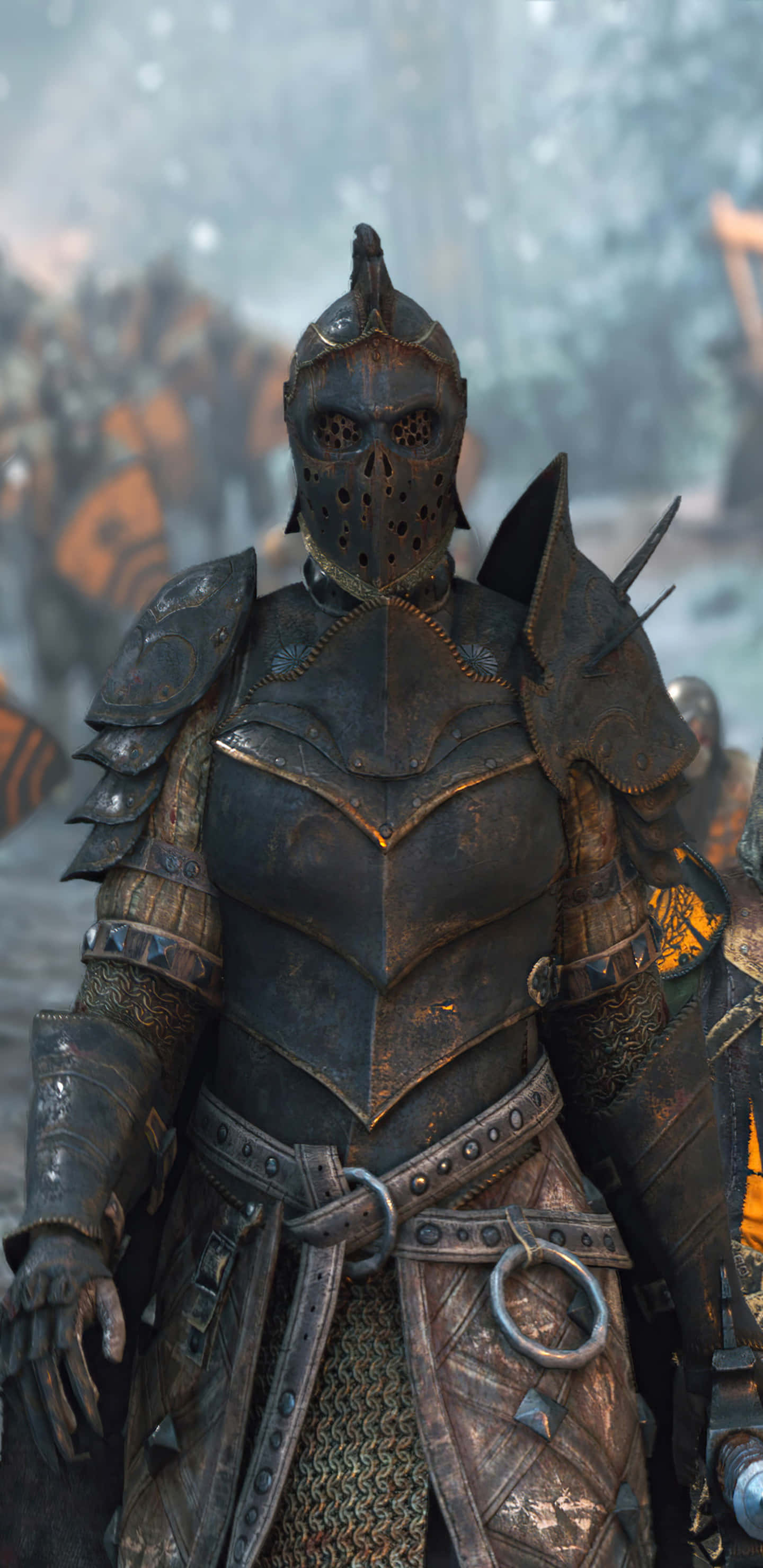 Pixel 3xl For Honor Apollyon 背景 壁紙 — 一名身穿華麗暗色盔甲、戴著骷髏頭盔的騎士站在霧氣瀰漫的戰場上，身後有模糊的戰士。