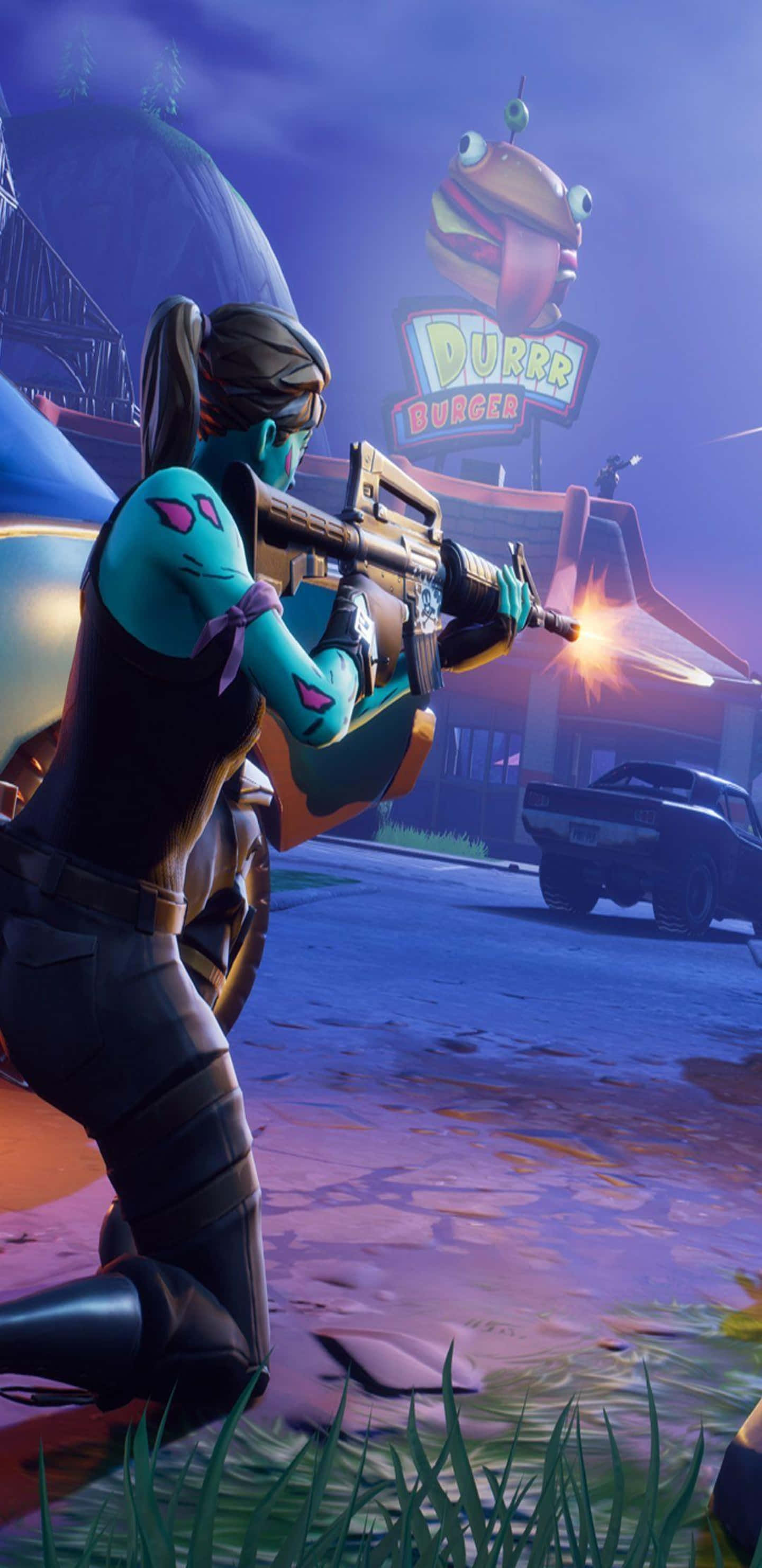 Pixel 3XL《Fortnite 火力全開》女性角色開火背景 壁紙 — 一個青綠色皮膚的Fortnite角色跪喺Durrr Burger招牌附近，喺暮色天空下射擊一把發光武器。