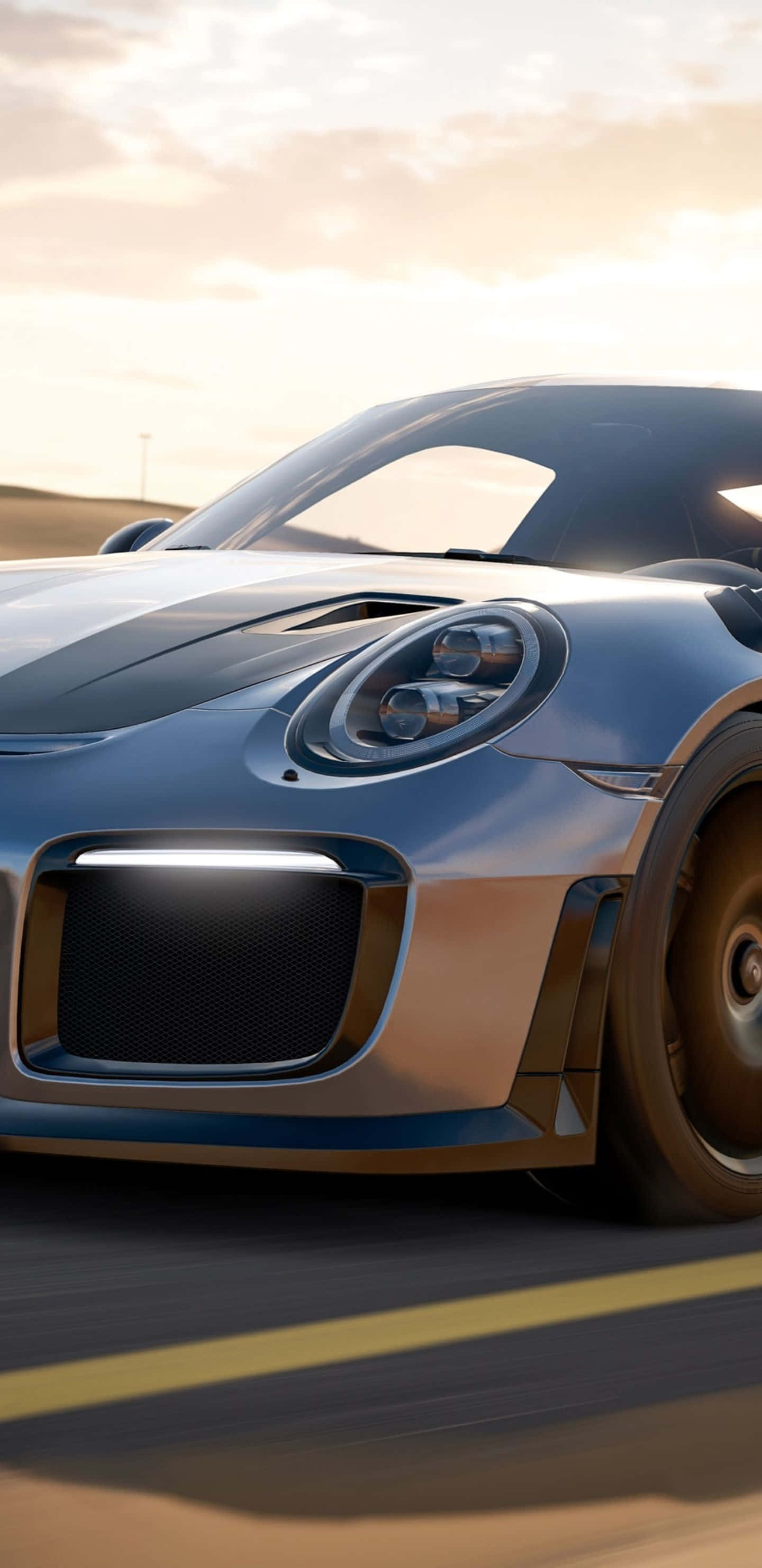 Pixel 3XL Forza Motorsport 7 的震撼概覽 壁紙 — 一輛時尚的銀色跑車在日落時分沿著沙漠公路疾馳，帶有模糊的動感和溫暖的金色光芒。