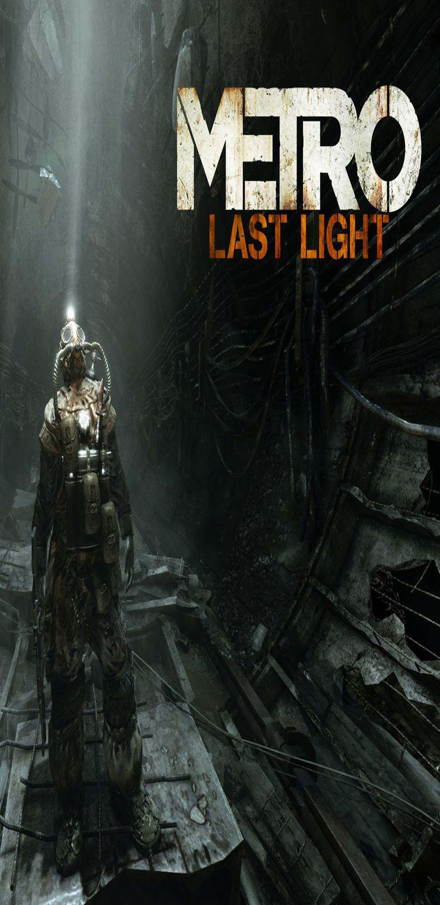Pixel 3XL《Metro：Last Light》引人入勝背景 壁紙 — 一個孤獨的裝甲人物戴著頭盔燈，站在黑暗廢棄的地鐵隧道中，光束穿透陰暗。