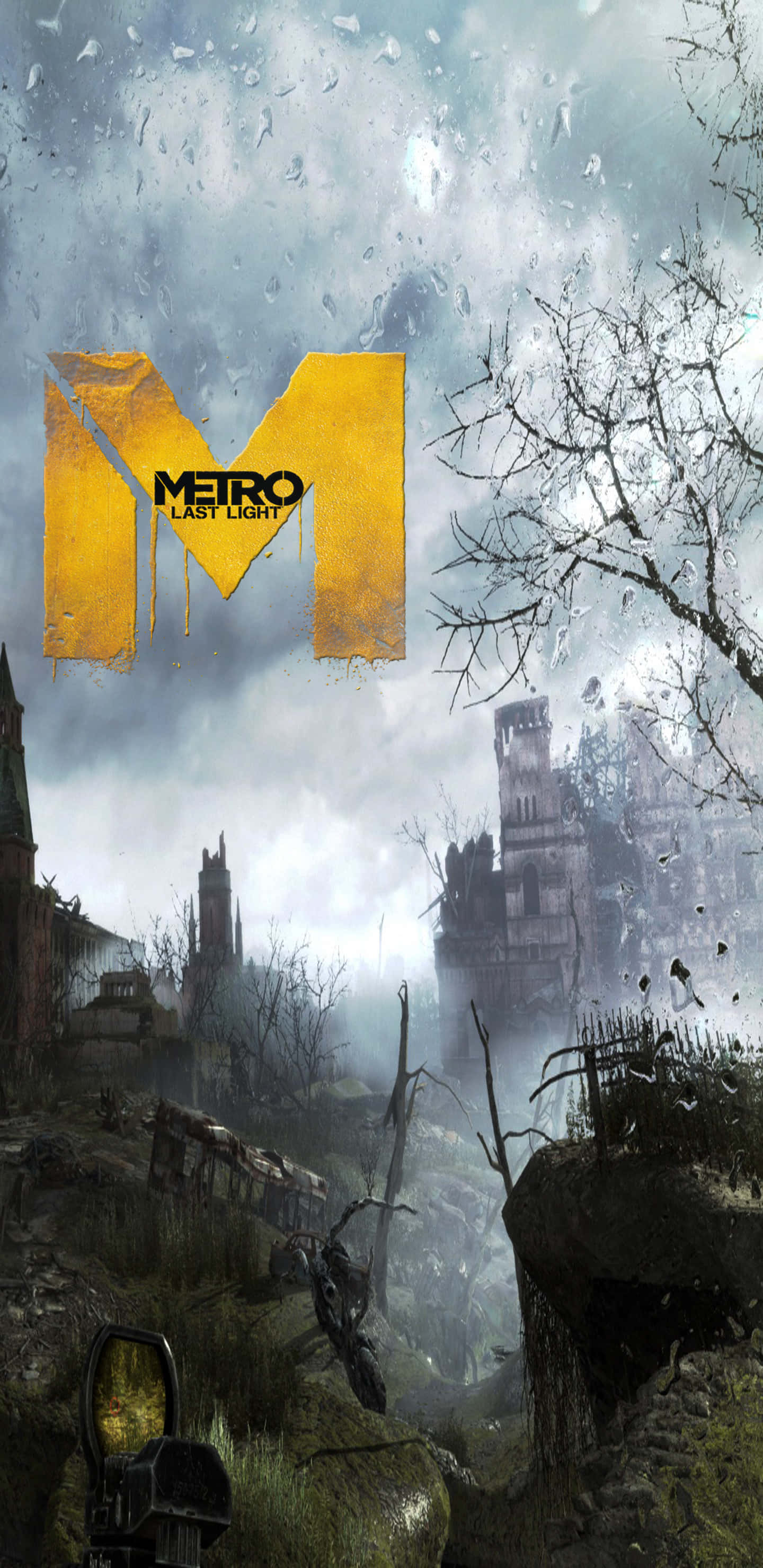 Pixel 3XL《Metro: Last Light》枯樹與霧氣城市背景 壁紙 — 陰沉天空下，雨濕的廢墟城市景觀，帶有地鐵：最後的曙光的大型黃色「M」標誌。