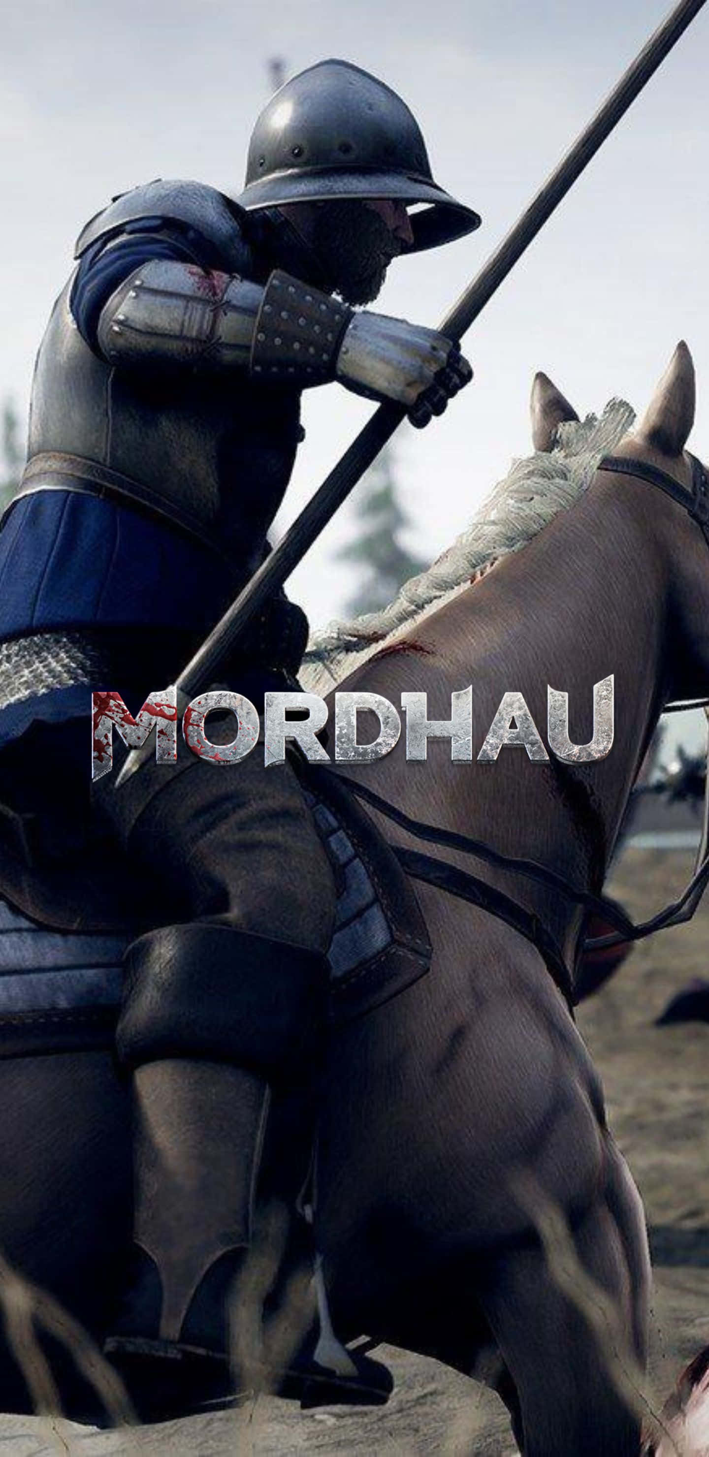 Pixel 3XL《Mordhau》專屬壁紙 壁紙 — 一名身穿暗色盔甲的騎士騎著馬，揮舞長矛，背景是朦朧的戰場。