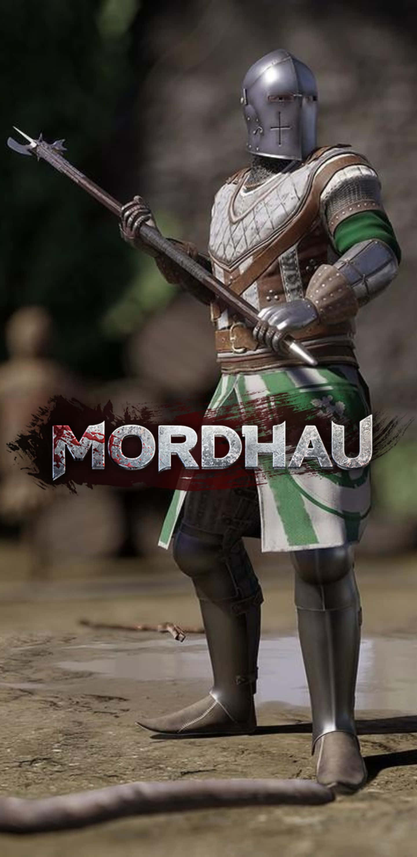 Pixel 3XL《Mordhau》：踏入中世紀戰場 壁紙 — 一名身穿精細銀色和棕色盔甲的騎士，手持長柄武器，站在泥濘的地面上，並覆蓋著 'MORDHAU' 標誌。
