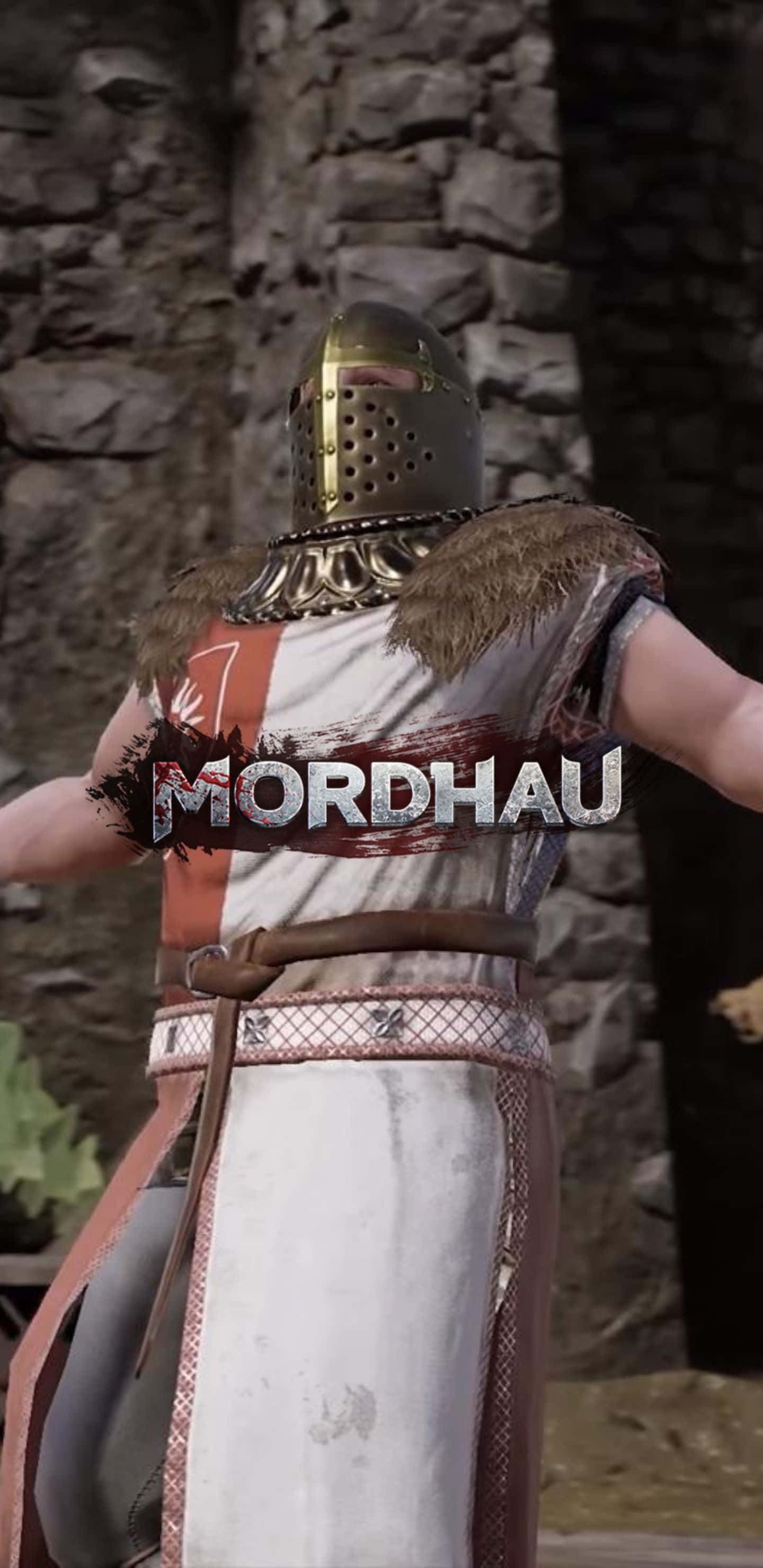 Pixel 3XL《Mordhau》背景圖 壁紙 — 一名中世紀戰士戴著穿孔頭盔和毛皮鑲邊盔甲，站在一面刻有 MORDHAU 字樣的石牆前。