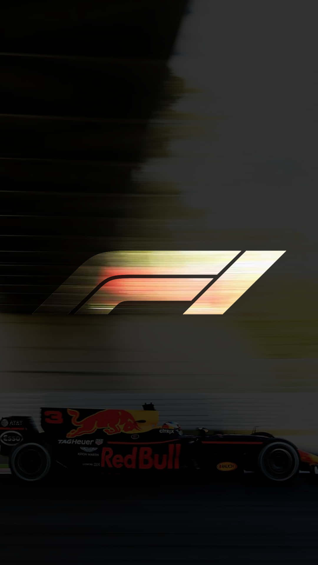 紅牛F1賽車在黃昏時在發光的F1標誌下疾馳。