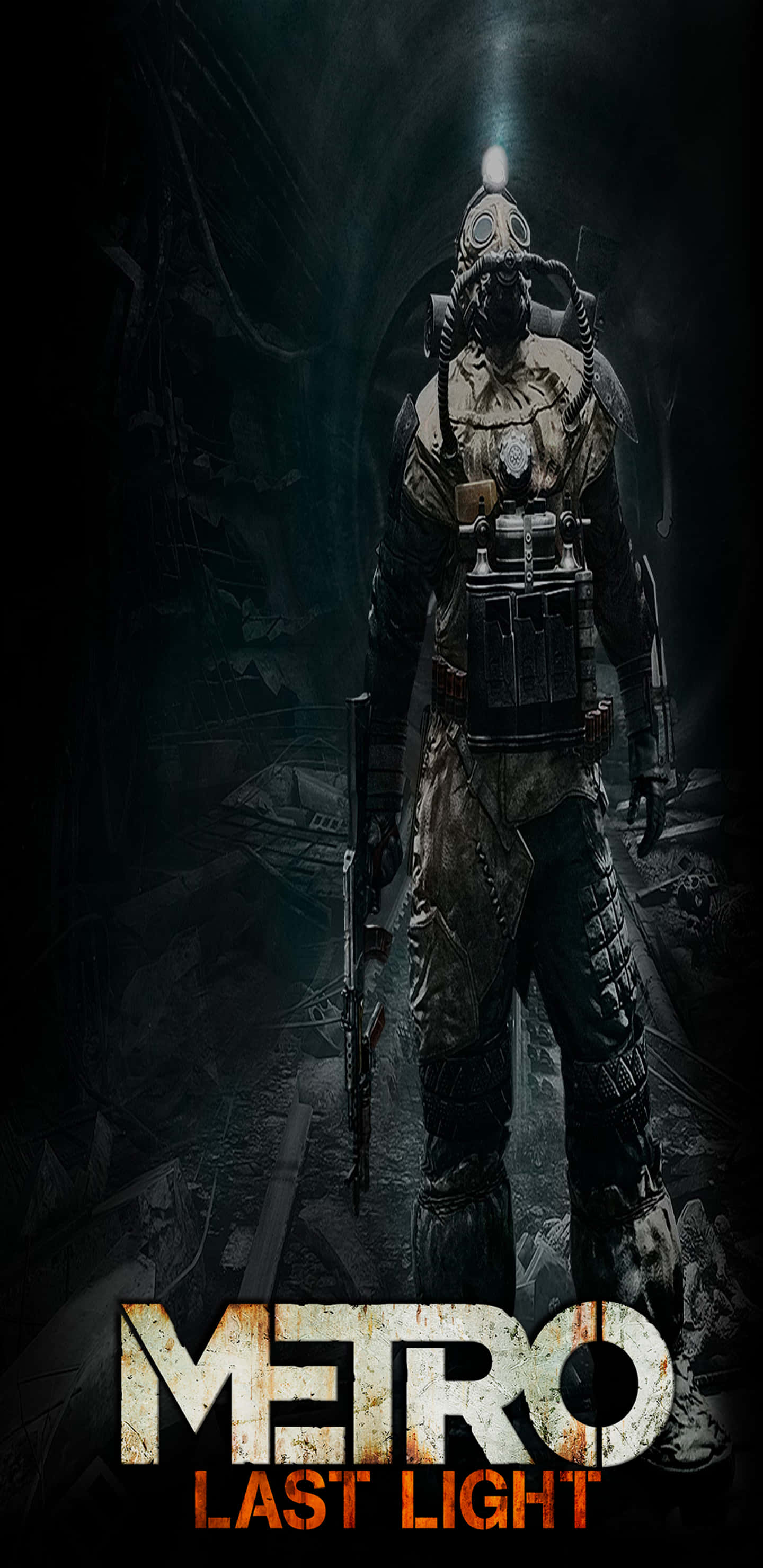 Pixel 3XL 上的《Metro：Last Light》精彩遊戲畫面 壁紙 — 一名孤獨的戴著防毒面具的士兵，在黑暗破敗的隧道中，於一道光束下持步槍站立。
