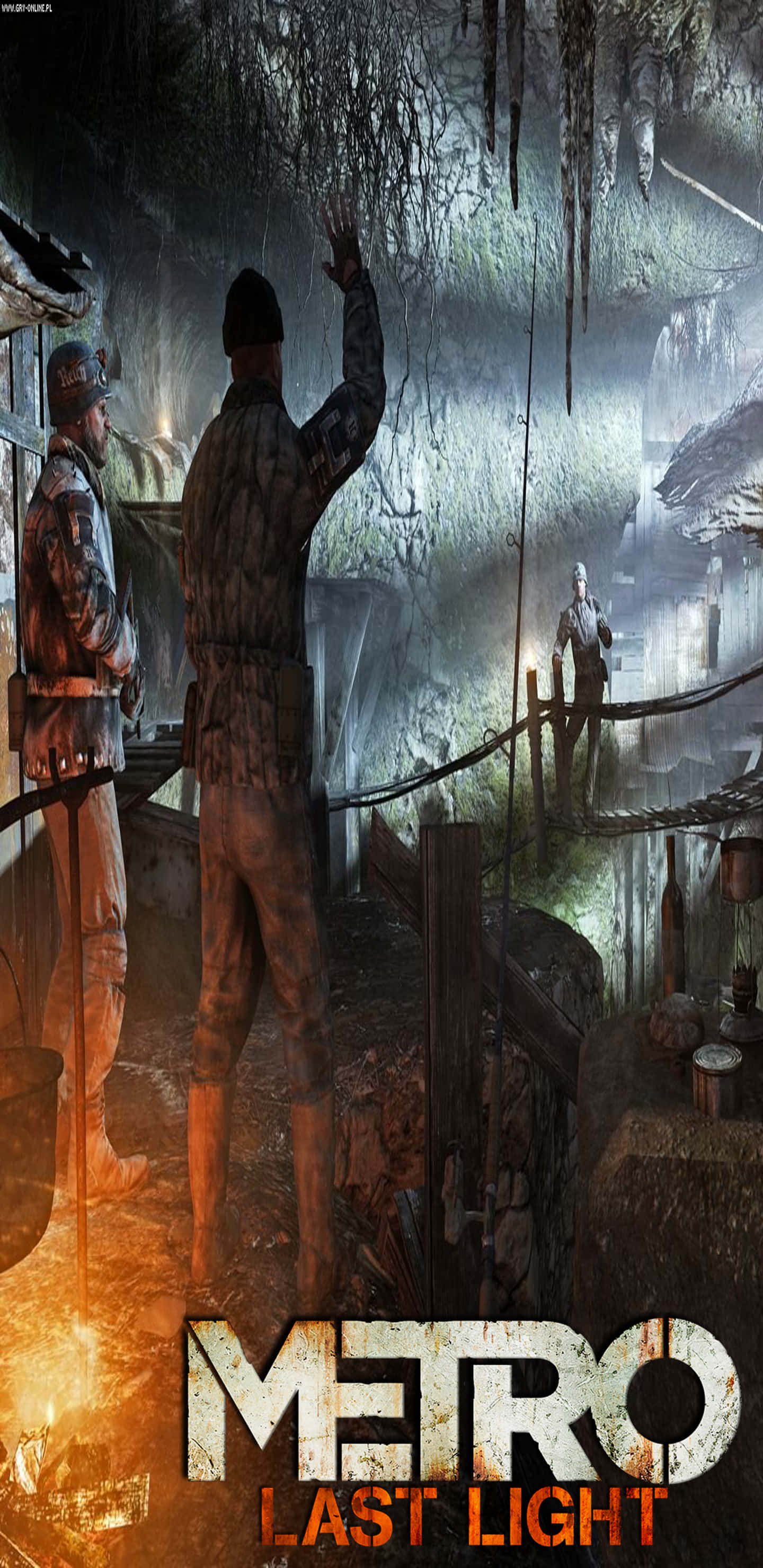 Pixel 3XL 上的《Metro: Last Light》震撼影像 壁紙 — 兩個士兵在一個陰暗的地下車站，有滴水的鐘乳石和下方閃爍的火光。