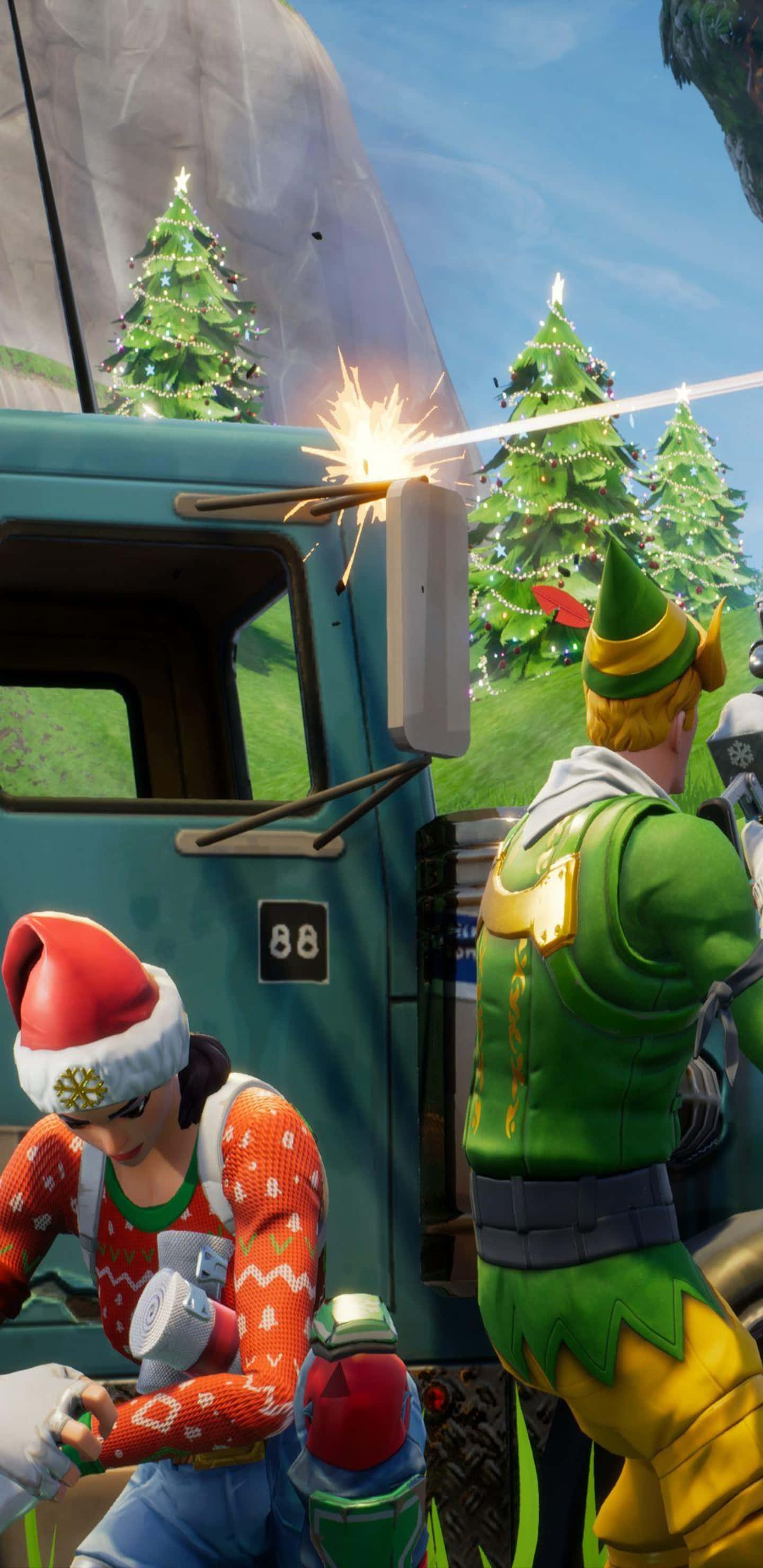 Pixel 3XL 聖誕季《Fortnite 火力全開》背景 壁紙 — 兩個節日遊戲角色穿著節日裝備，在明亮的藍天下，在白雪皚皚的松樹間向一輛青綠色卡車射擊火花。