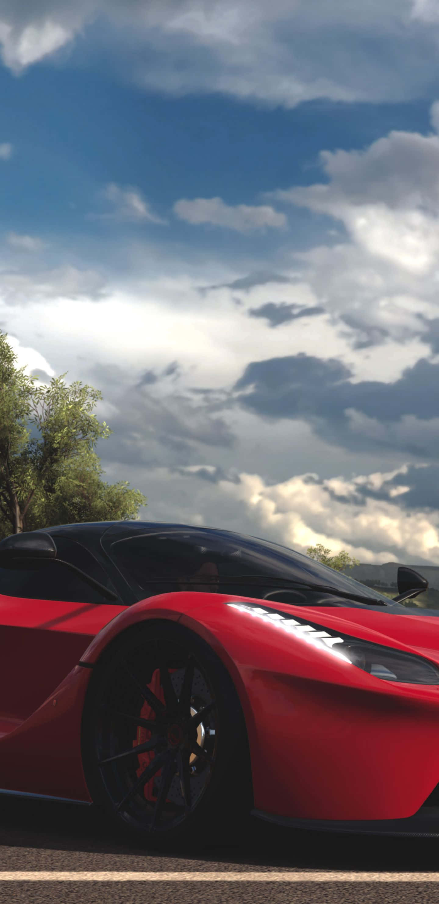 Pixel 3xl 與 Forza Horizon 4 呈現的山河美景 壁紙 — 一輛時尚的紅色跑車帶有黑色飾邊，停在道路上，天空多雲而戲劇化，附近有綠樹。