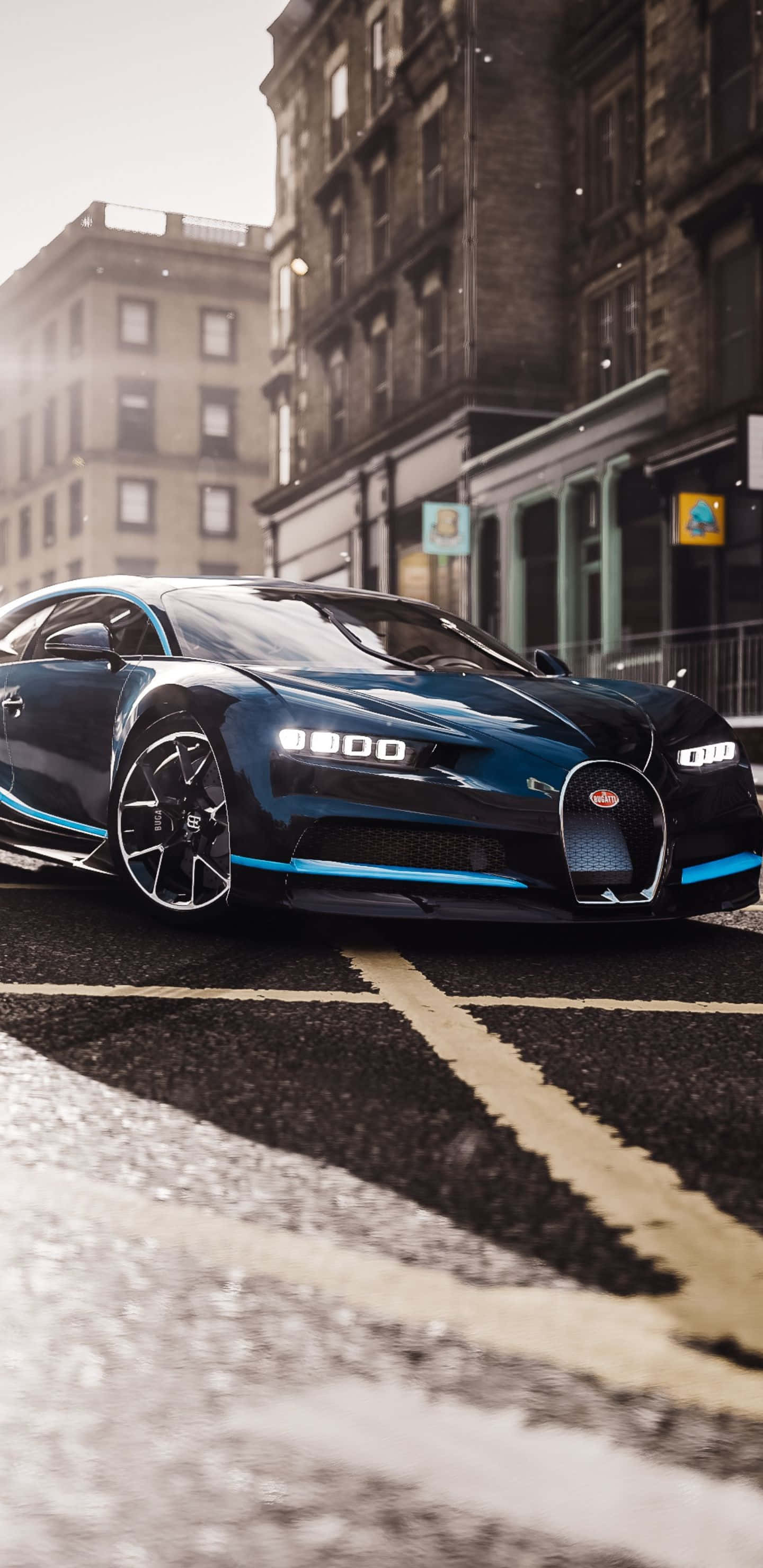 Pixel 3XL 遊玩《Forza Horizon 4》 壁紙 — 一輛時尚的藍色Bugatti Chiron停泊在濕漉漉的城市街道上，背景是歷史建築。