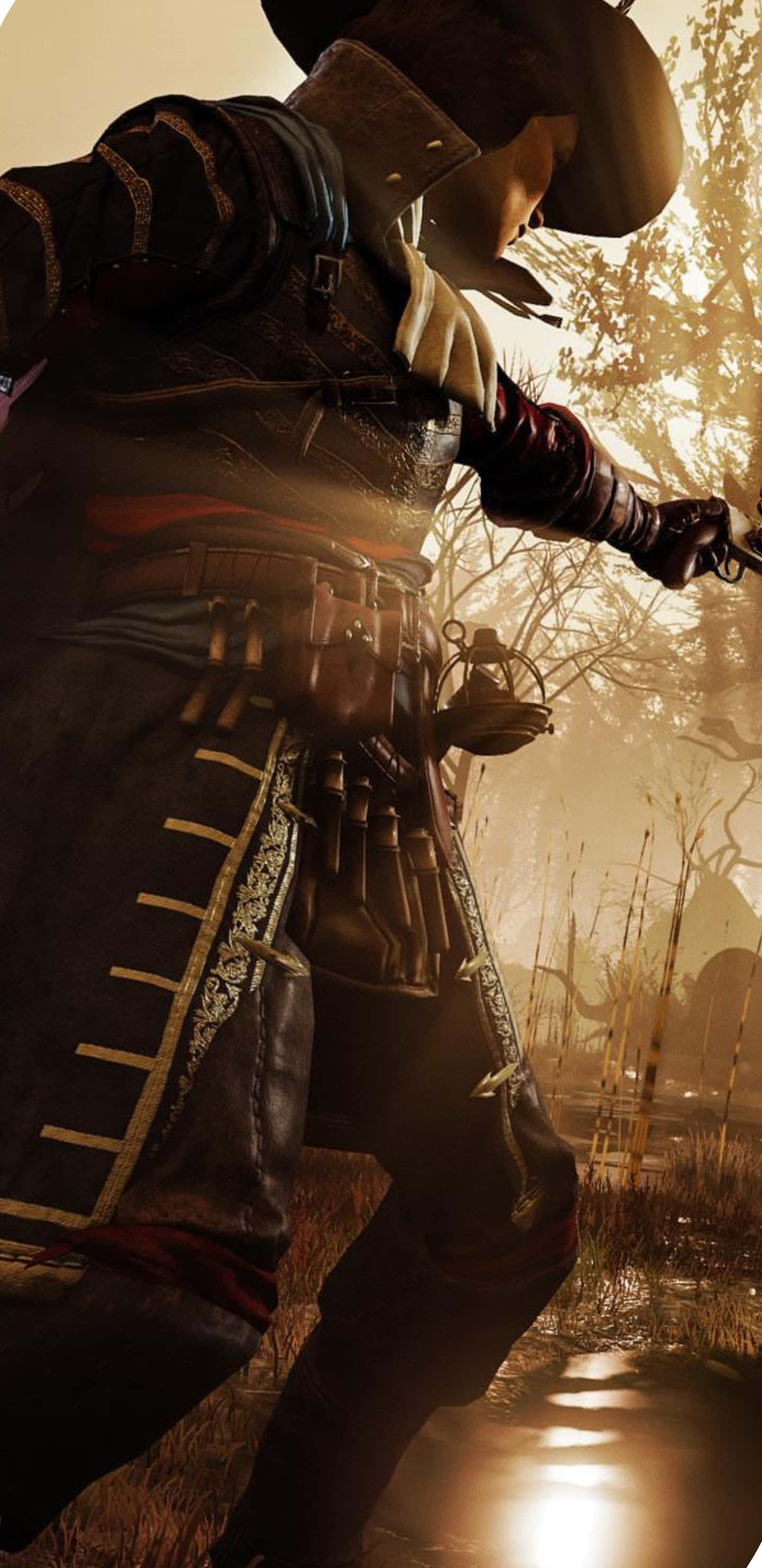 Pixel 3XL《GreedFall》遊戲截圖 壁紙 — 一名戴著兜帽的刺客身穿華麗皮革裝備，在濃密森林中穿過霧氣瀰漫的金色光芒拔出刀刃。