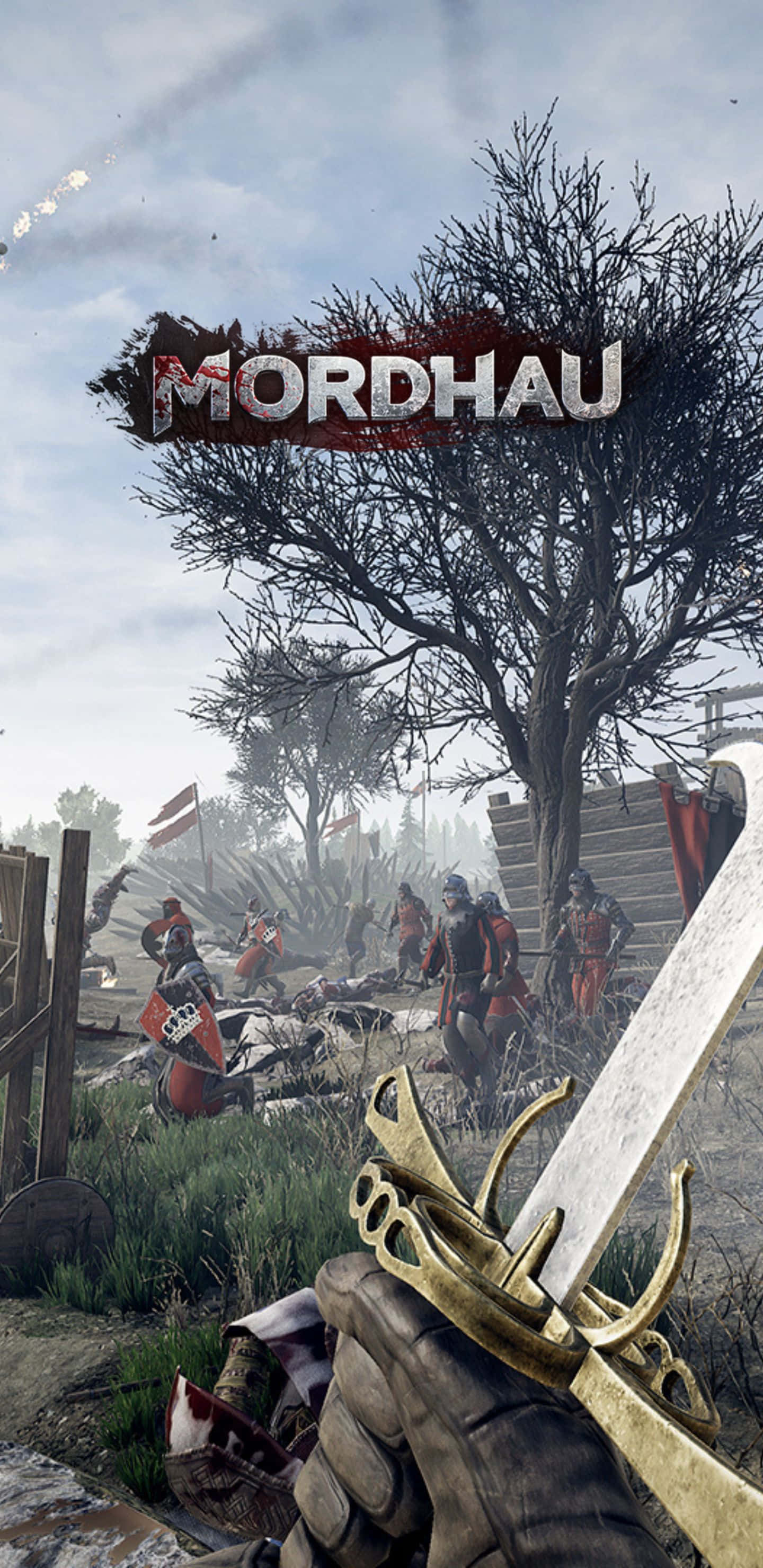Pixel 3XL上的《Mordhau》中世紀多人動作遊戲 壁紙 — 第一人稱視角，一隻戴手套的手在一個中世紀戰場上握劍，士兵們在一棵光禿禿的樹下戰鬥。