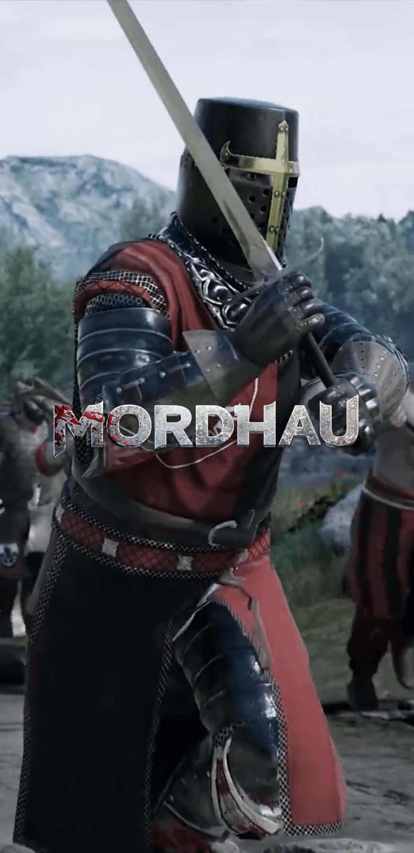 Pixel 3XL上的《Mordhau》戰鬥 壁紙 — 一位身穿暗色盔甲和紅色戰袍的騎士在霧氣瀰漫的山地戰場上緊握著劍，背景中有其他戰士。