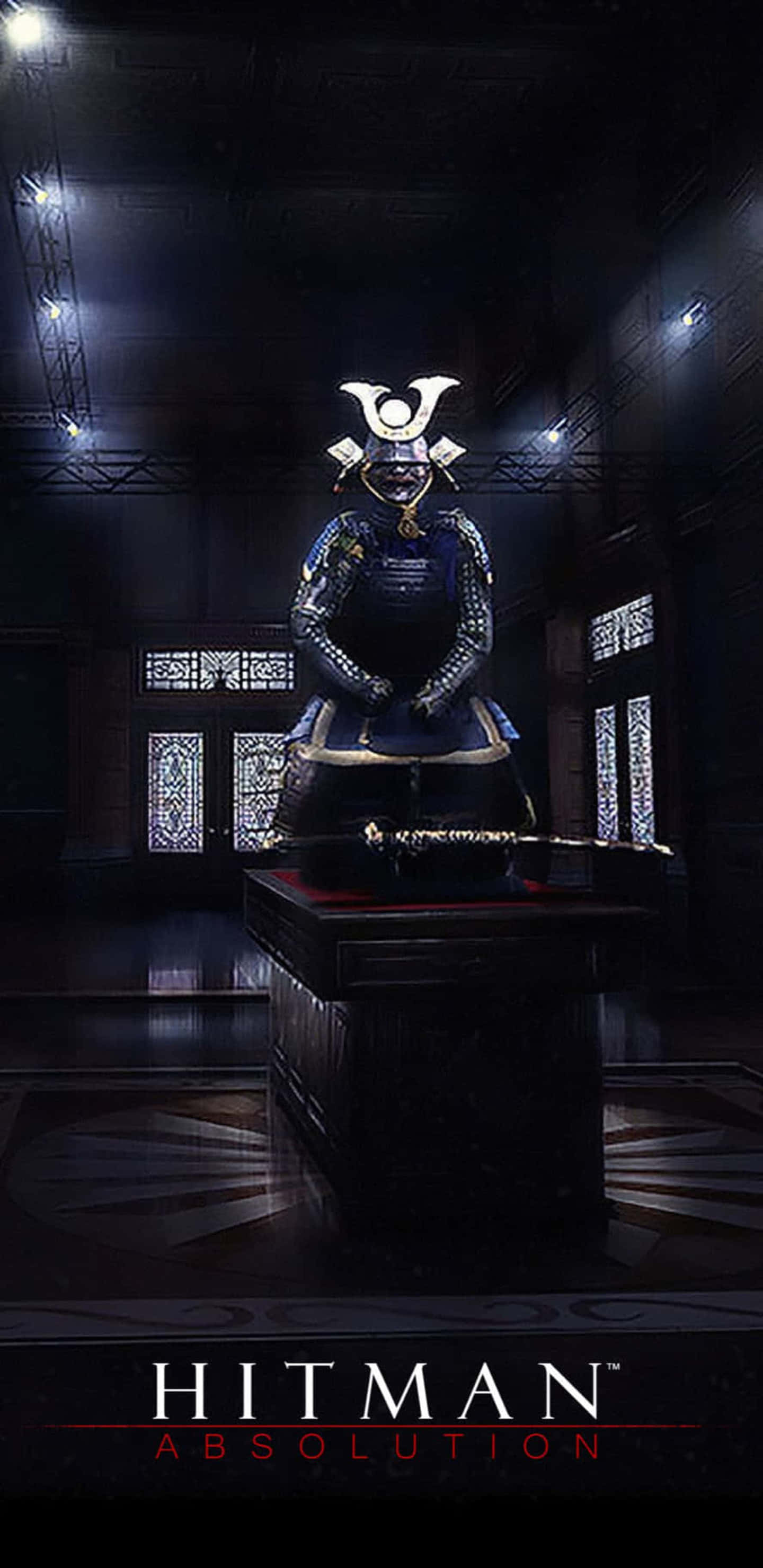 Pixel 3XL上的《殺手》系列遊戲角色 壁紙 — 一位身穿華麗暗色鎧甲的武士莊嚴地站在一個光線昏暗、帶有彩繪玻璃窗的哥德式大廳的基座上。