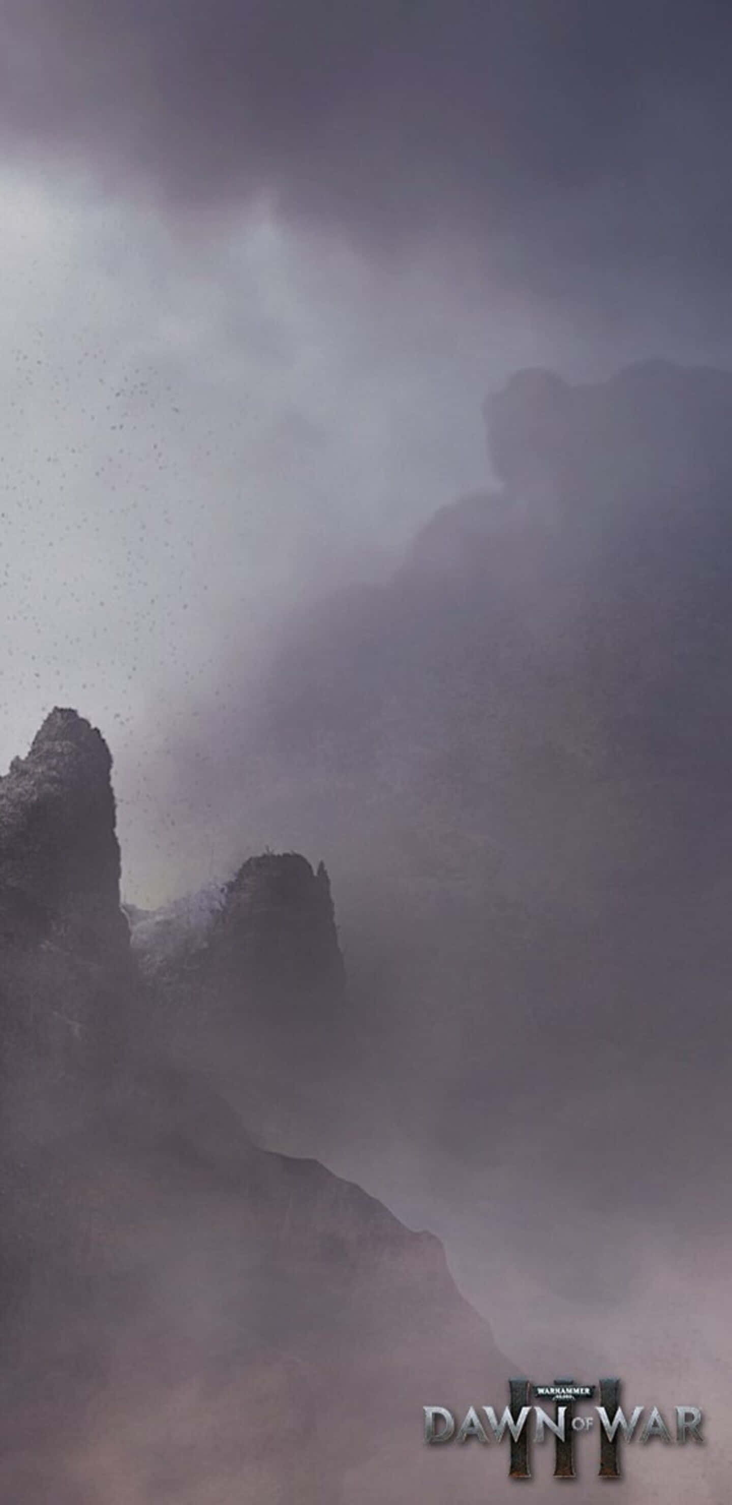 Pixel 3xl展示《戰錘3：黎明之戰》背景 壁紙 — 在陰沉的戰區，霧氣瀰漫的紫色山脈在暴風雨灰暗的天空下，穿過翻騰的迷霧升起。