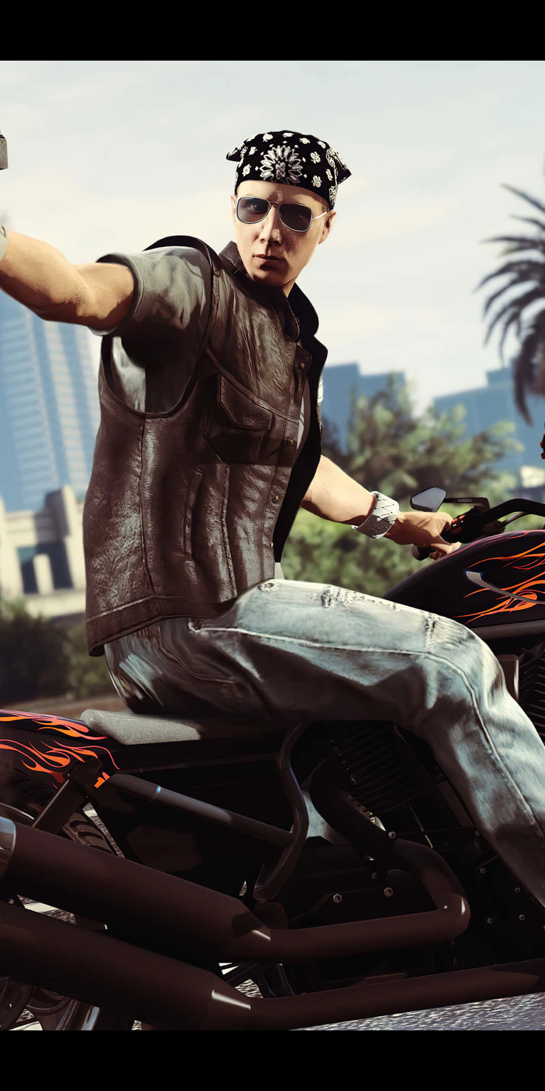 Pixel 3上展現《GTA V》的刺激遊戲畫面 壁紙 — 一名身穿皮背心和頭巾的男子，騎著一輛裝飾著火焰的摩托車，穿過陽光明媚、有棕櫚樹的城市景觀。