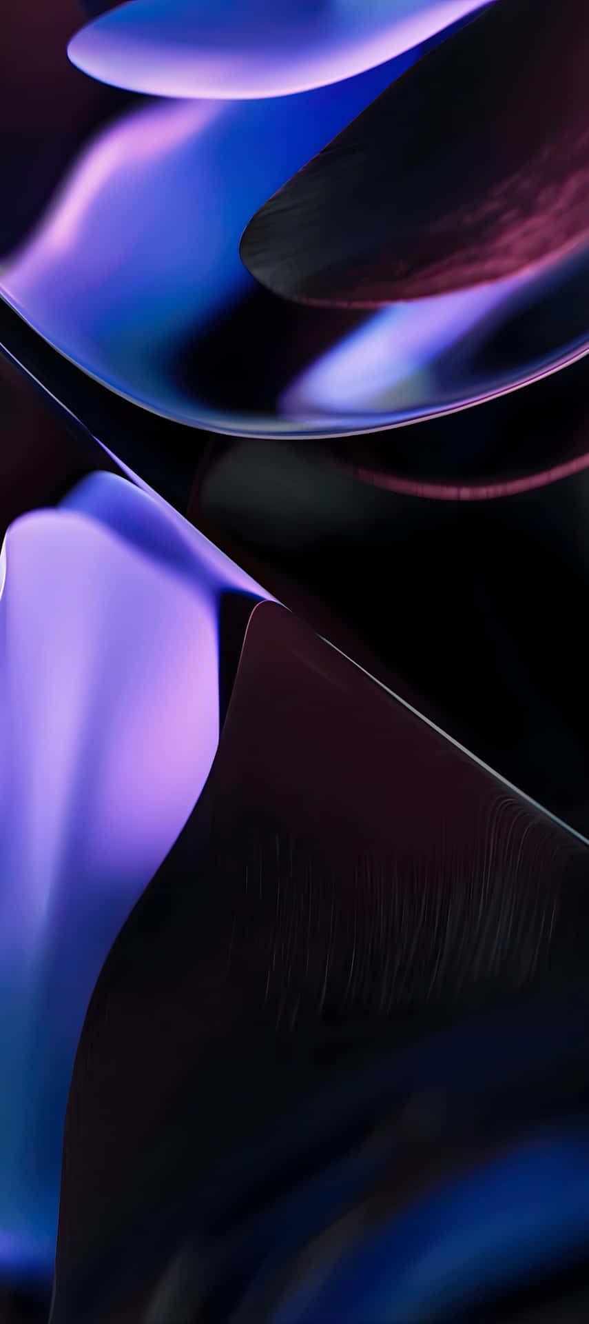 Pixel 9 顯示技術 壁紙 — 深紫色和藍色光芒的抽象流動形態，在帶有光滑反射表面的深色背景上呈現。
